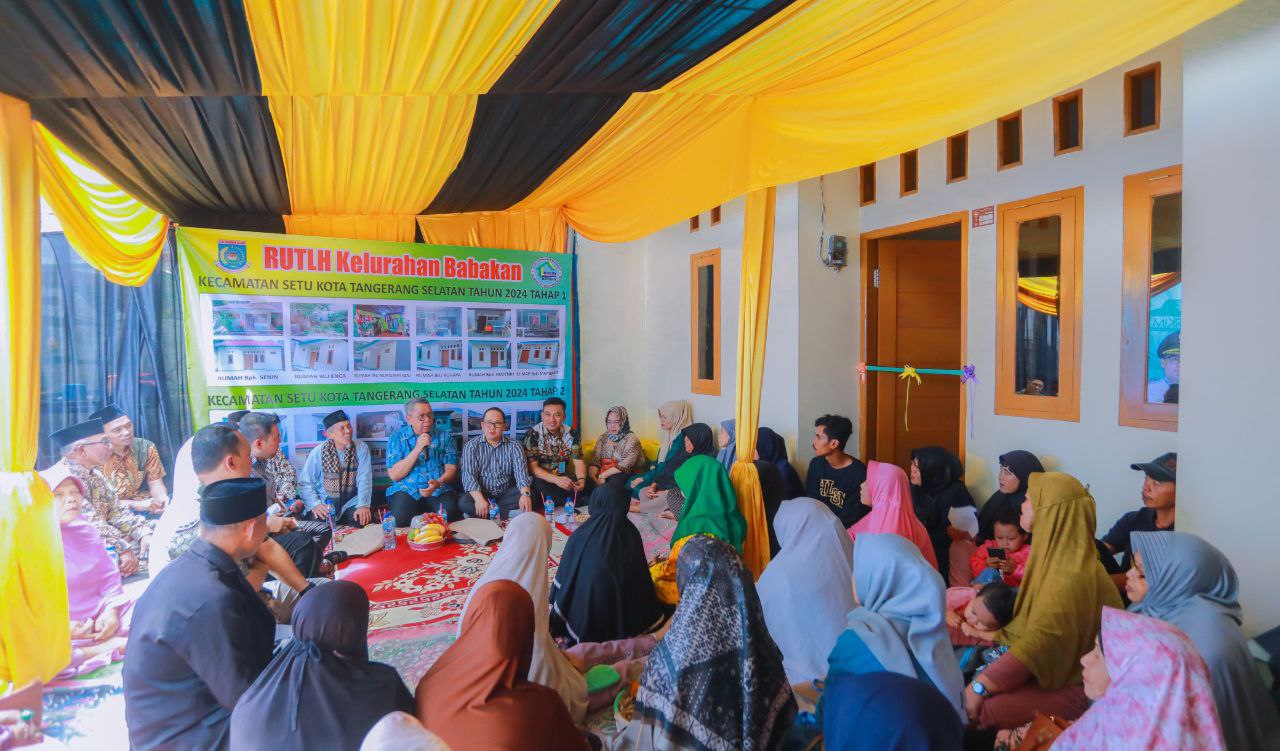 Benyamin meresmikan salah satu rumah penerima manfaat bedah rumah di Kecamatan Setu, Kamis (04/07/2024). (Dok. Humas Pemkot Tangsel