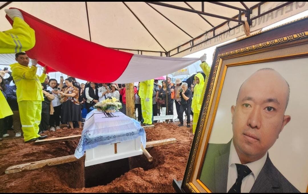 Peti jenazah almarhum diturunkan ke liang lahat dengan khidmat. (tangselpos.id/irm)