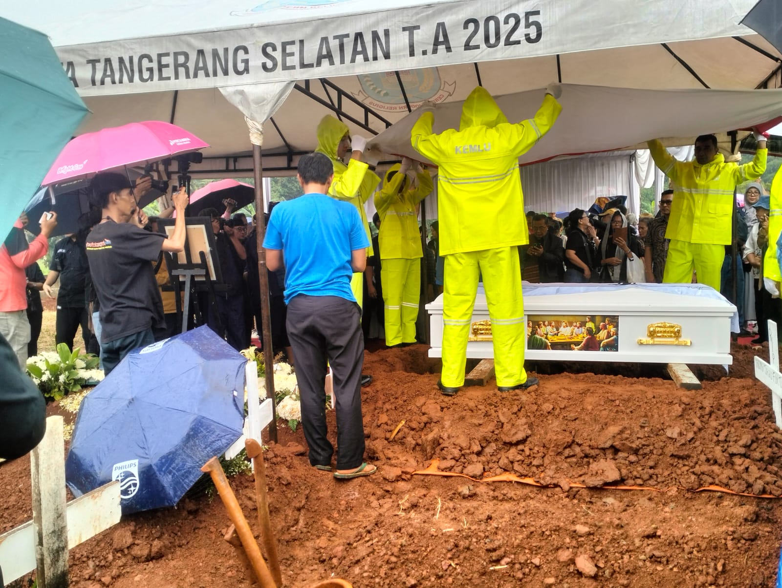 Peti jenazah almarhum diturunkan ke liang lahat dengan khidmat. (tangselpos.id/irm)