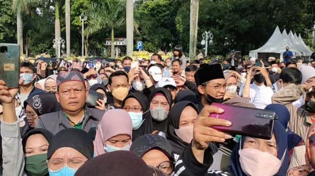 Masyarakat dan ratusan pelajar mengiringi keberangkatan jenazah Emmeril Kahn Mumtadz. (Ist)