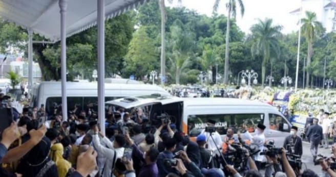 Masyarakat dan ratusan pelajar mengiringi keberangkatan jenazah Emmeril Kahn Mumtadz. (Ist)