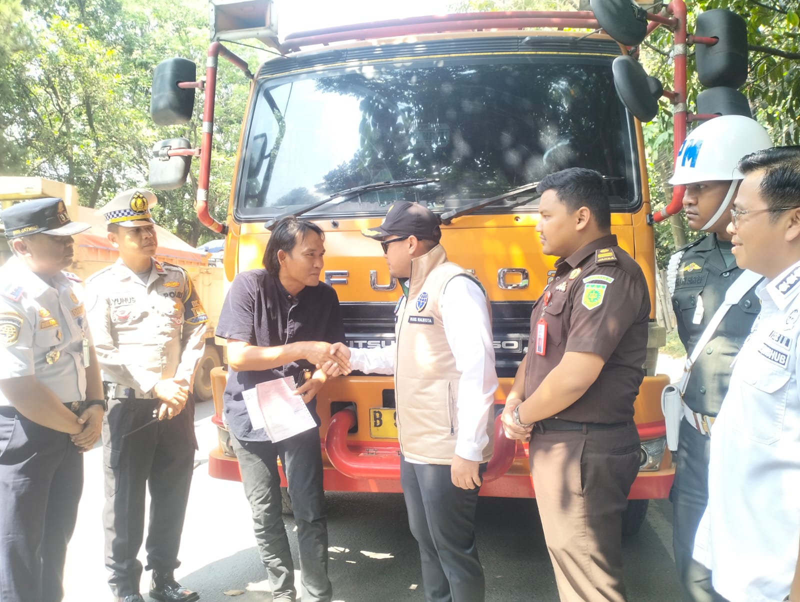 Wakil Wali Kota Tangsel, Pilar Saga Ichsan, memantau langsung jalannya razia di Jalan Raya Serpong, Muncul, Rabu (30/7/2025). (tangselpos.id/rmn)