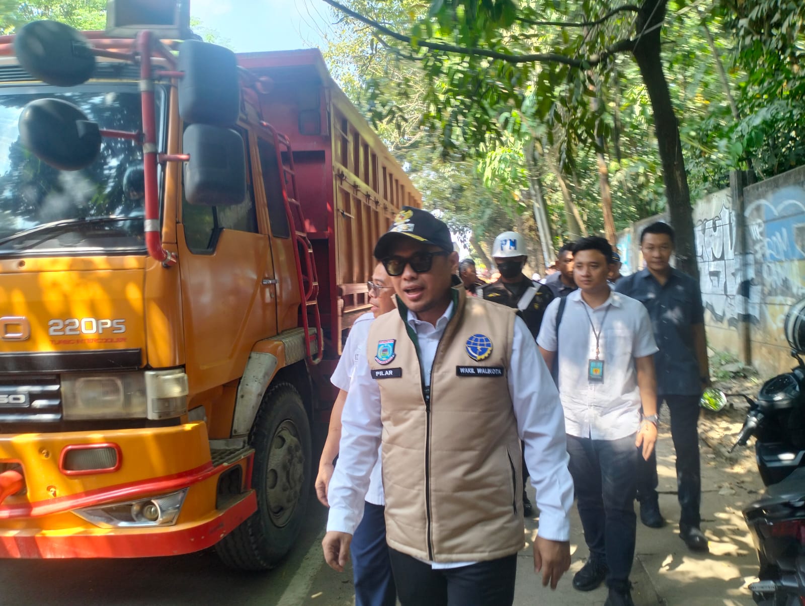 Wakil Wali Kota Tangsel, Pilar Saga Ichsan, memantau langsung jalannya razia di Jalan Raya Serpong, Muncul, Rabu (30/7/2025). (tangselpos.id/rmn)