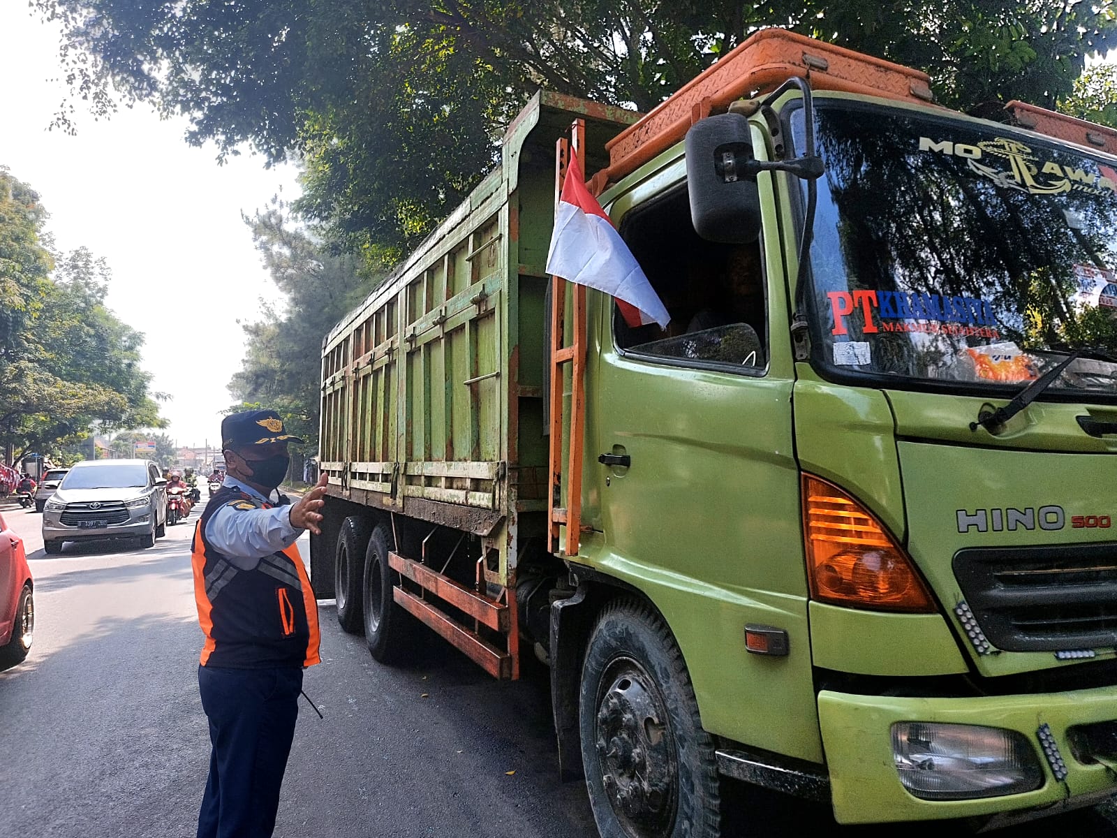 Wakil Wali Kota Tangsel, Pilar Saga Ichsan, memantau langsung jalannya razia di Jalan Raya Serpong, Muncul, Rabu (30/7/2025). (tangselpos.id/rmn)