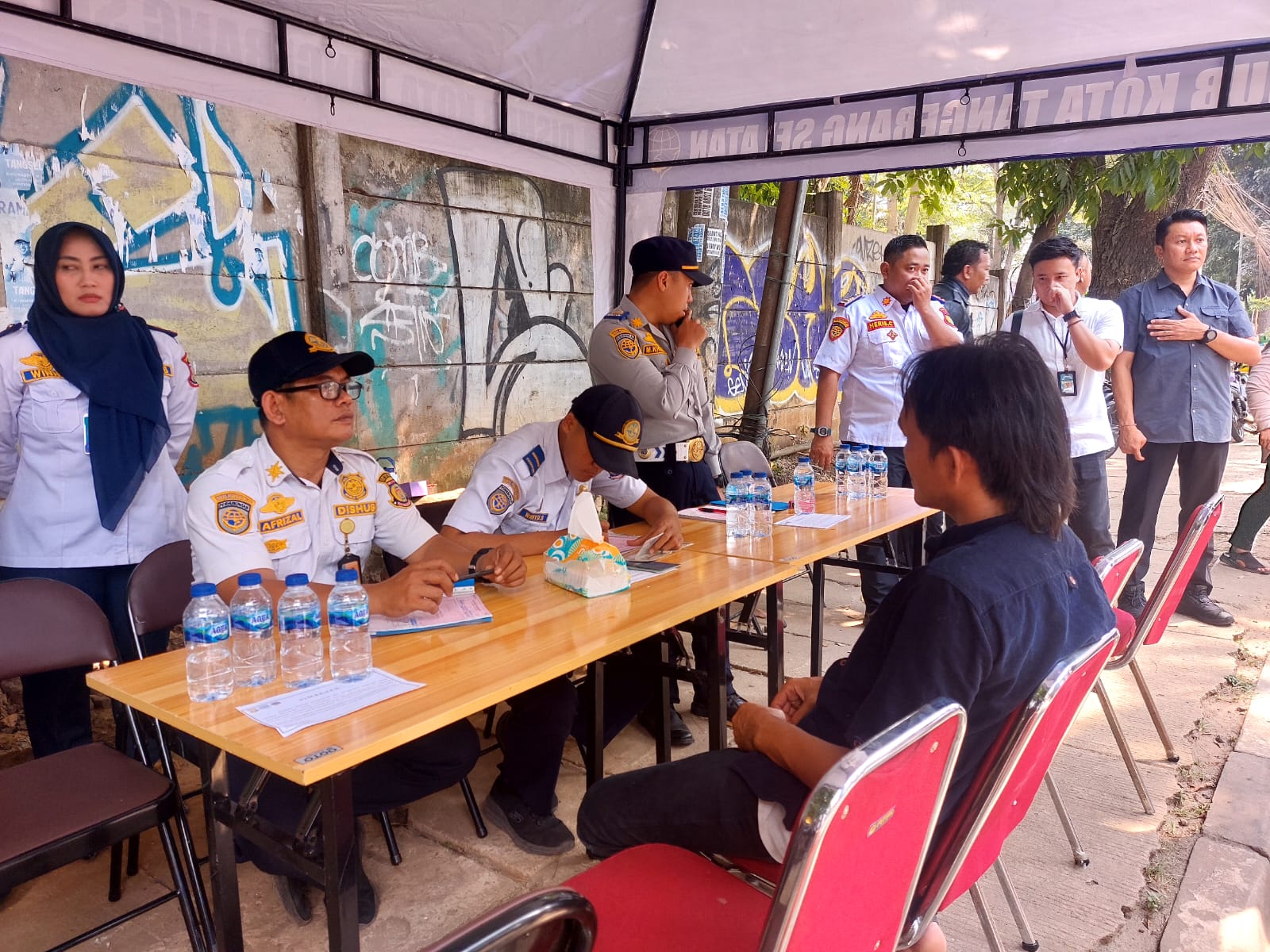 Wakil Wali Kota Tangsel, Pilar Saga Ichsan, memantau langsung jalannya razia di Jalan Raya Serpong, Muncul, Rabu (30/7/2025). (tangselpos.id/rmn)