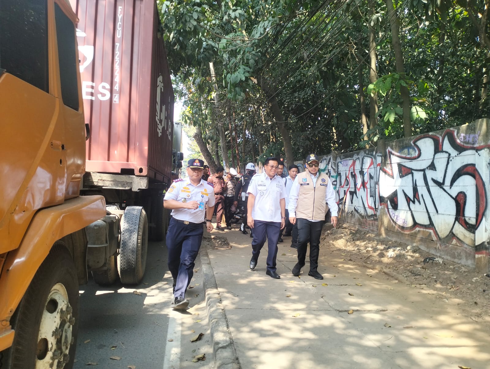 Wakil Wali Kota Tangsel, Pilar Saga Ichsan, memantau langsung jalannya razia di Jalan Raya Serpong, Muncul, Rabu (30/7/2025). (tangselpos.id/rmn)