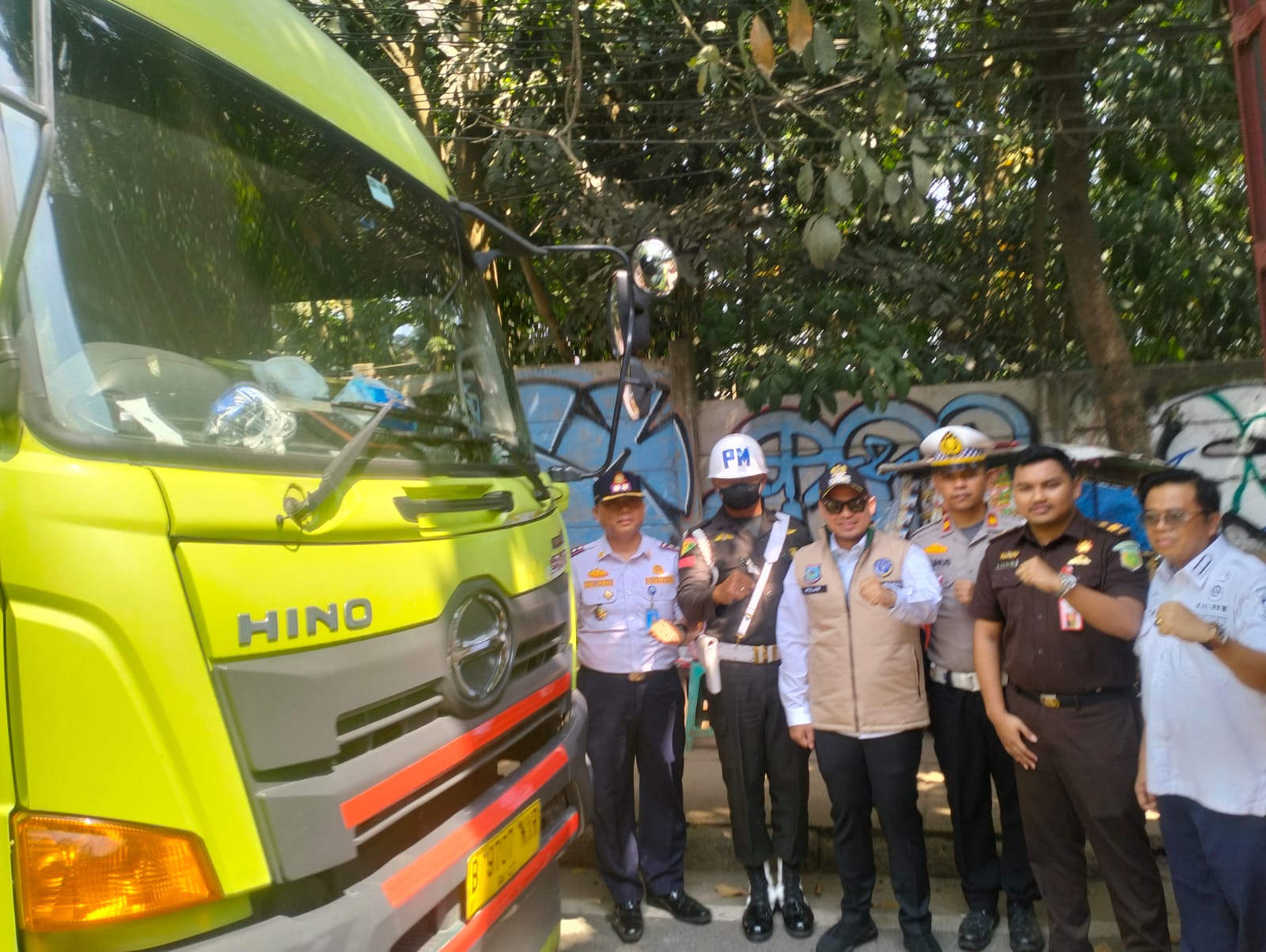 Wakil Wali Kota Tangsel, Pilar Saga Ichsan, memantau langsung jalannya razia di Jalan Raya Serpong, Muncul, Rabu (30/7/2025). (tangselpos.id/rmn)