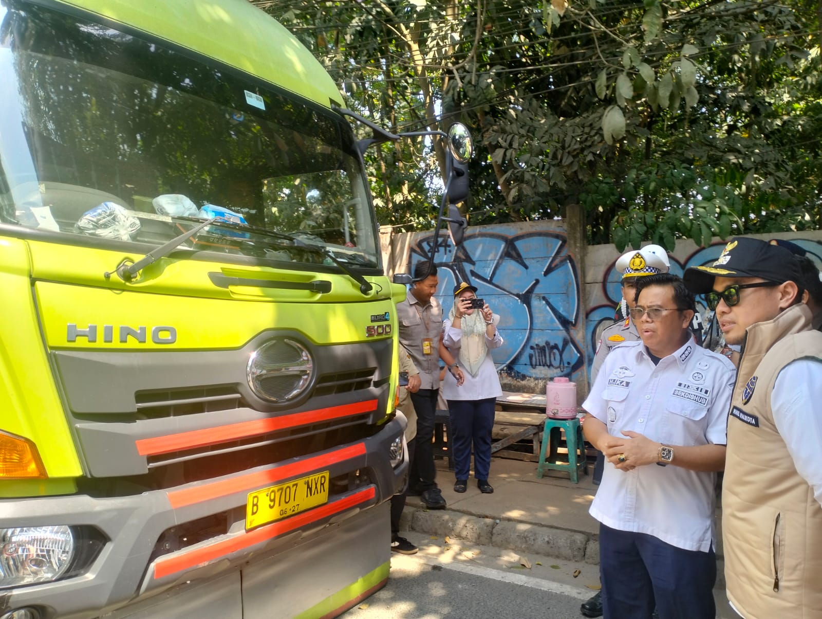 Wakil Wali Kota Tangsel, Pilar Saga Ichsan, memantau langsung jalannya razia di Jalan Raya Serpong, Muncul, Rabu (30/7/2025). (tangselpos.id/rmn)