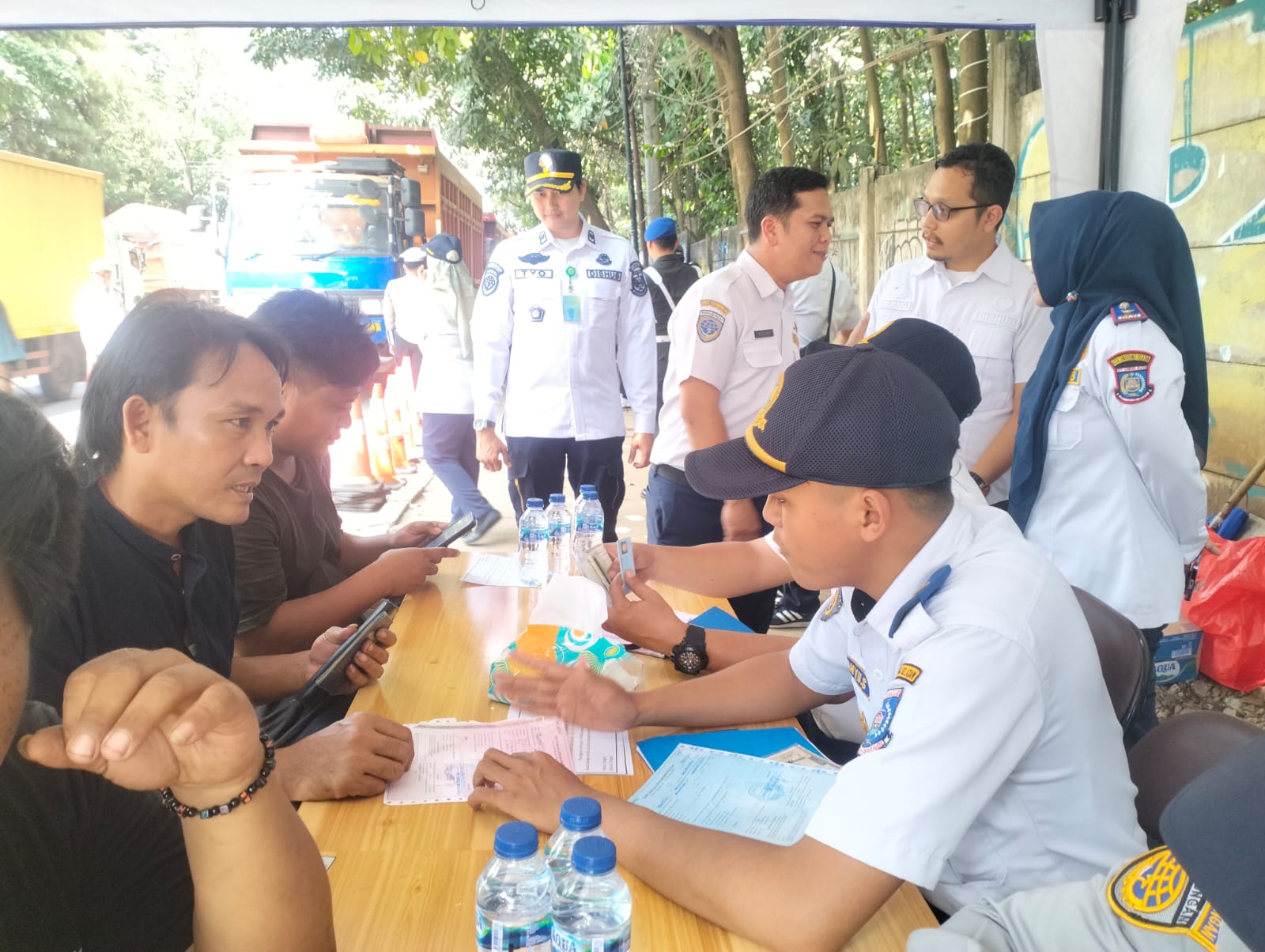 Wakil Wali Kota Tangsel, Pilar Saga Ichsan, memantau langsung jalannya razia di Jalan Raya Serpong, Muncul, Rabu (30/7/2025). (tangselpos.id/rmn)