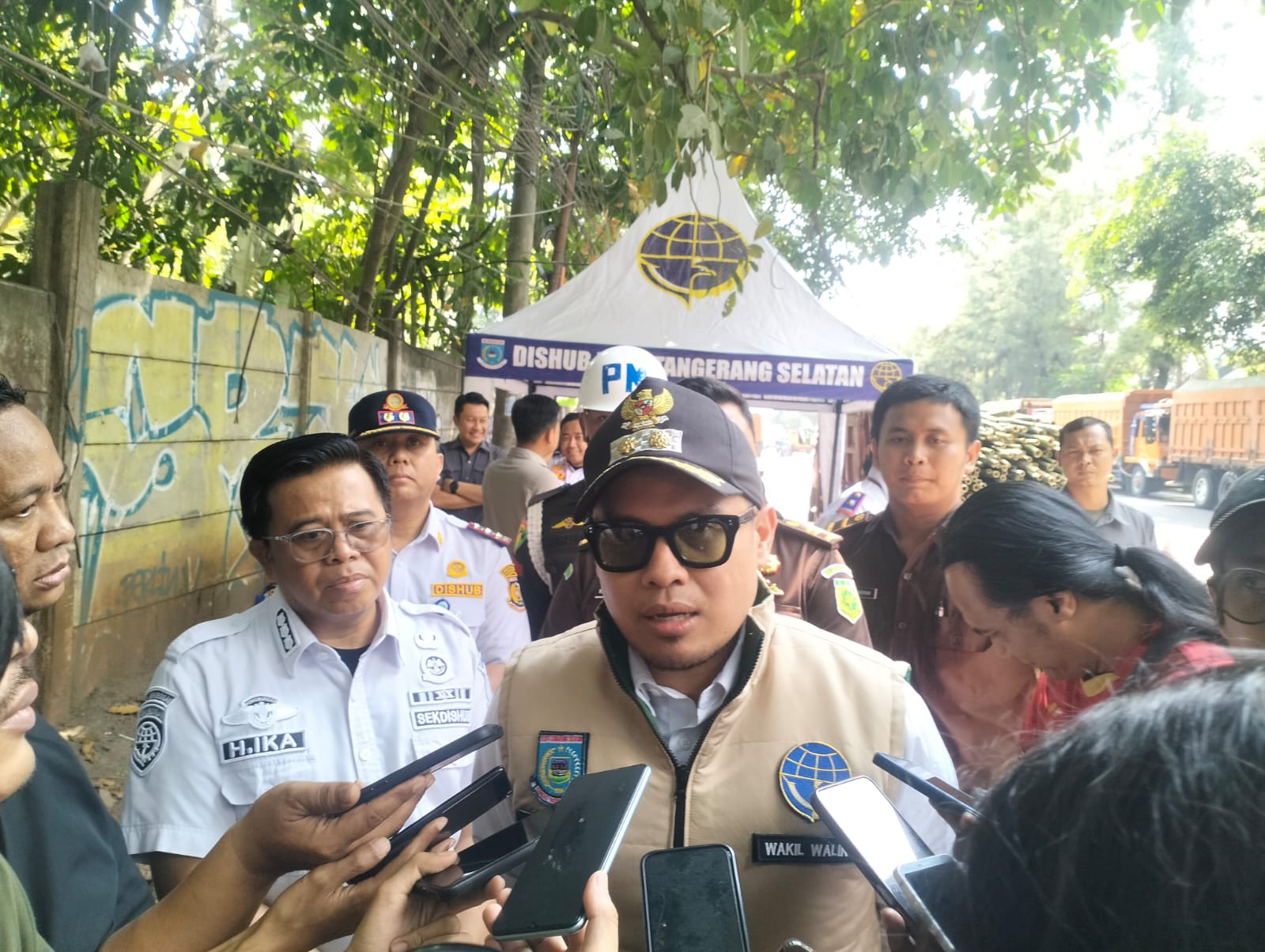 Wakil Wali Kota Tangsel, Pilar Saga Ichsan, memantau langsung jalannya razia di Jalan Raya Serpong, Muncul, Rabu (30/7/2025). (tangselpos.id/rmn)