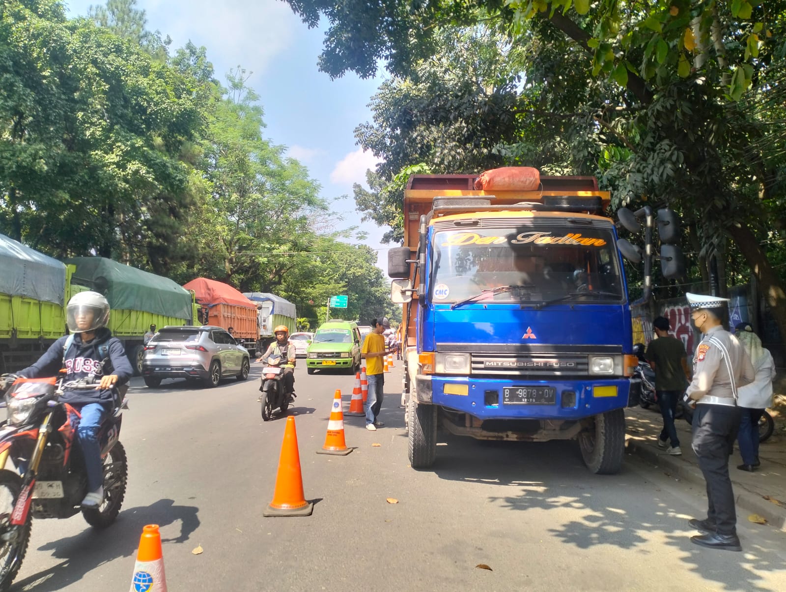 Wakil Wali Kota Tangsel, Pilar Saga Ichsan, memantau langsung jalannya razia di Jalan Raya Serpong, Muncul, Rabu (30/7/2025). (tangselpos.id/rmn)
