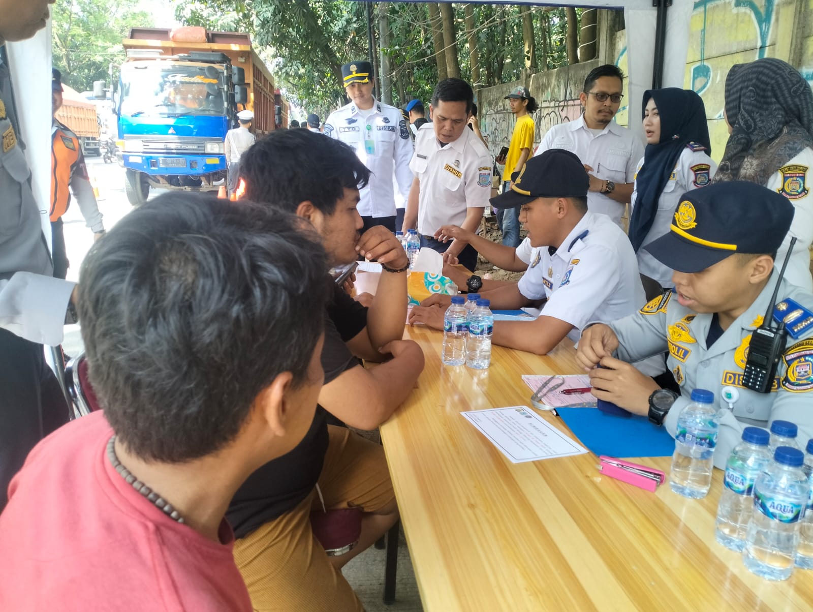 Wakil Wali Kota Tangsel, Pilar Saga Ichsan, memantau langsung jalannya razia di Jalan Raya Serpong, Muncul, Rabu (30/7/2025). (tangselpos.id/rmn)