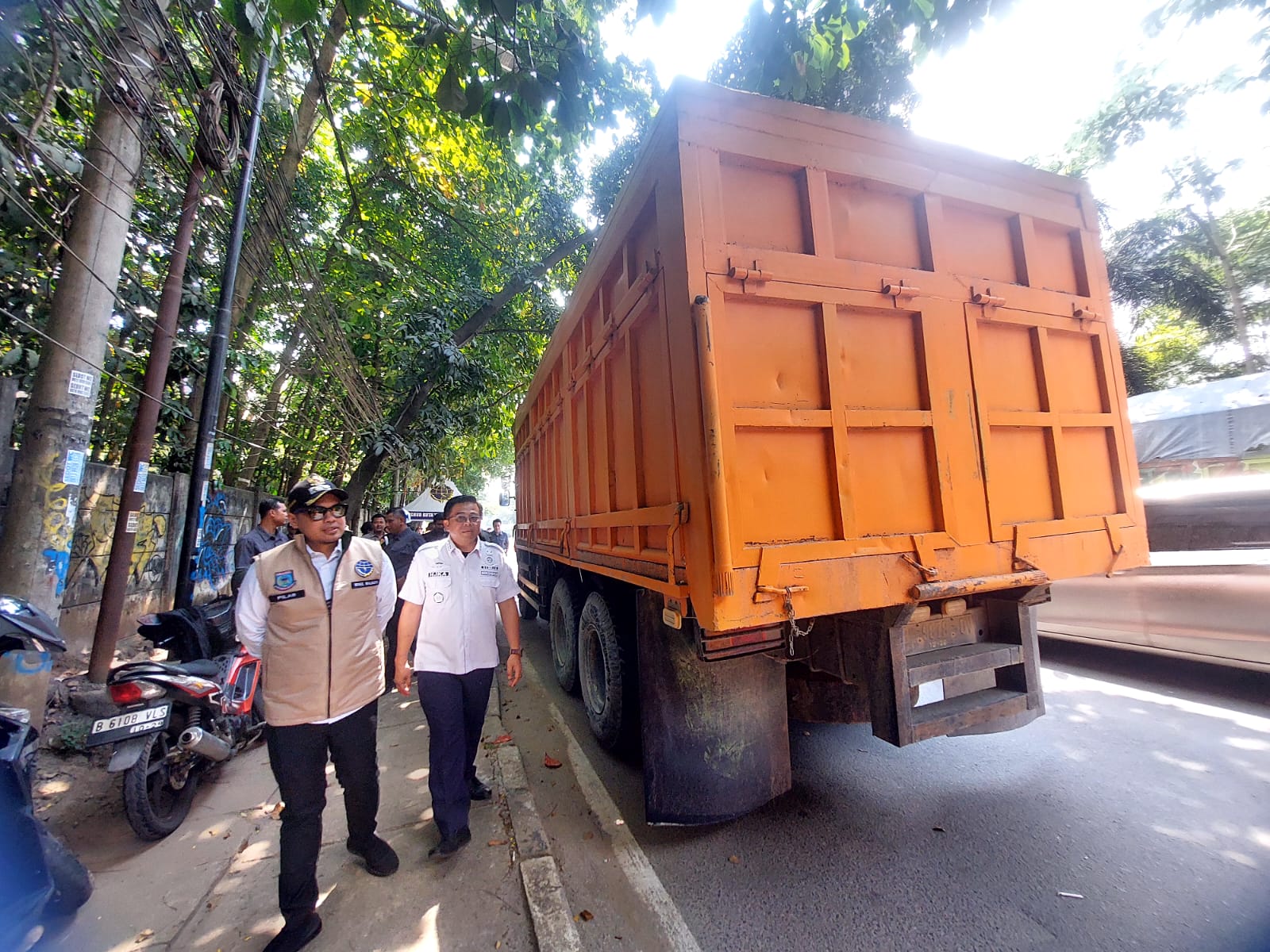 Wakil Wali Kota Tangsel, Pilar Saga Ichsan, memantau langsung jalannya razia di Jalan Raya Serpong, Muncul, Rabu (30/7/2025). (tangselpos.id/rmn)