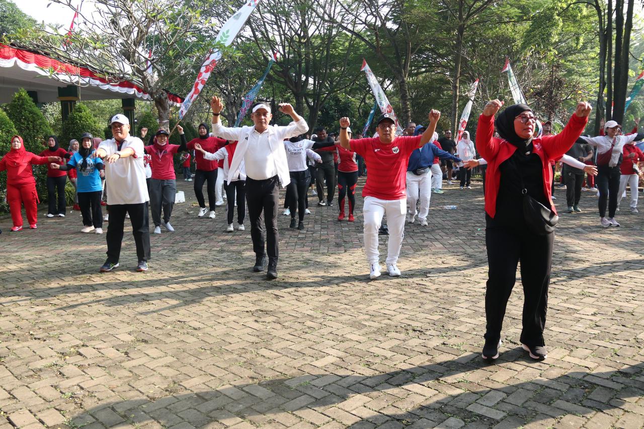 Jalan santai dalam rangka HUT RI ke-80. (tangselpos.id/irm)