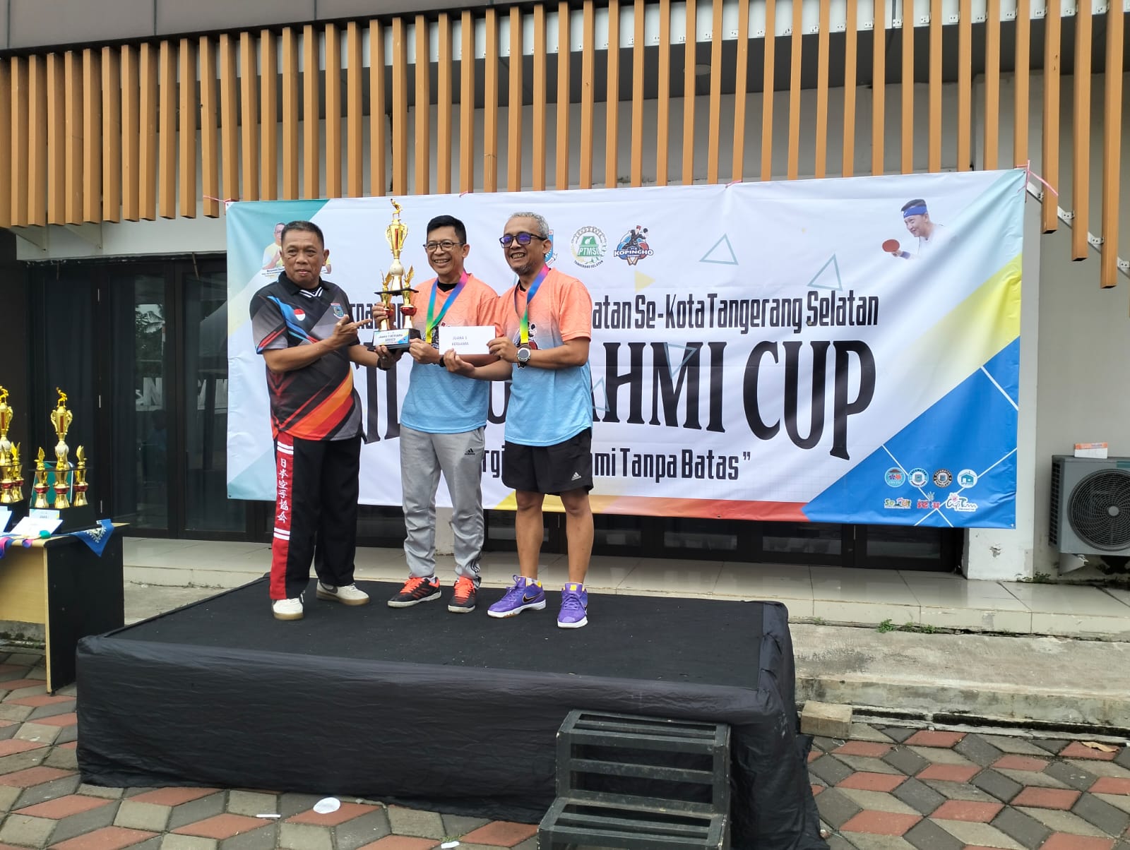 Sekda Kota Tangerang Selatan Bambang Noertjahjo meraih juara pertama pada Turnamen Tenis Meja Silaturahmi Cup yang resmi ditutup di Kecamatan Setu, Kamis (8/1). (tangselpos.id/rmn)