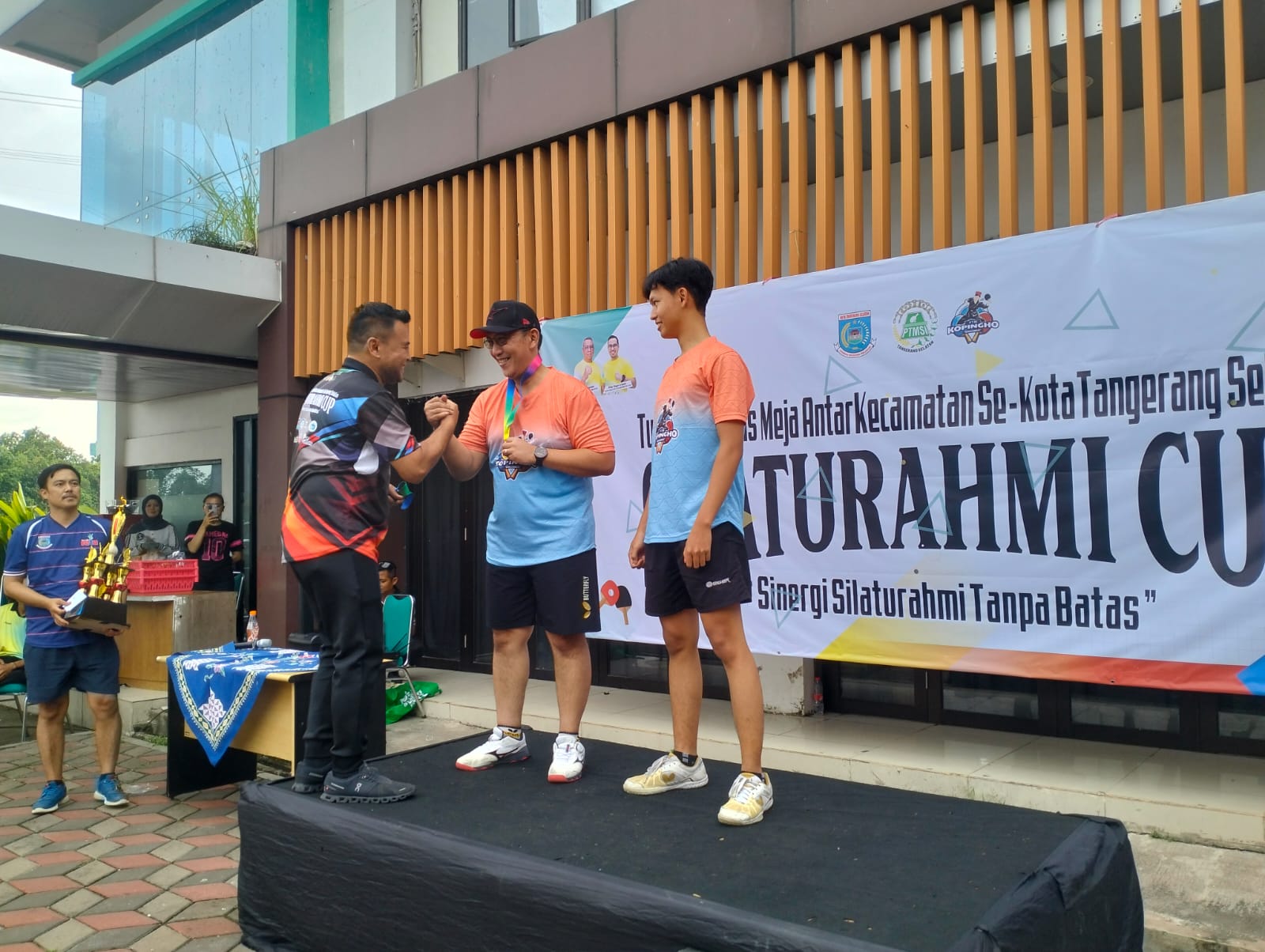 Sekda Kota Tangerang Selatan Bambang Noertjahjo meraih juara pertama pada Turnamen Tenis Meja Silaturahmi Cup yang resmi ditutup di Kecamatan Setu, Kamis (8/1). (tangselpos.id/rmn)