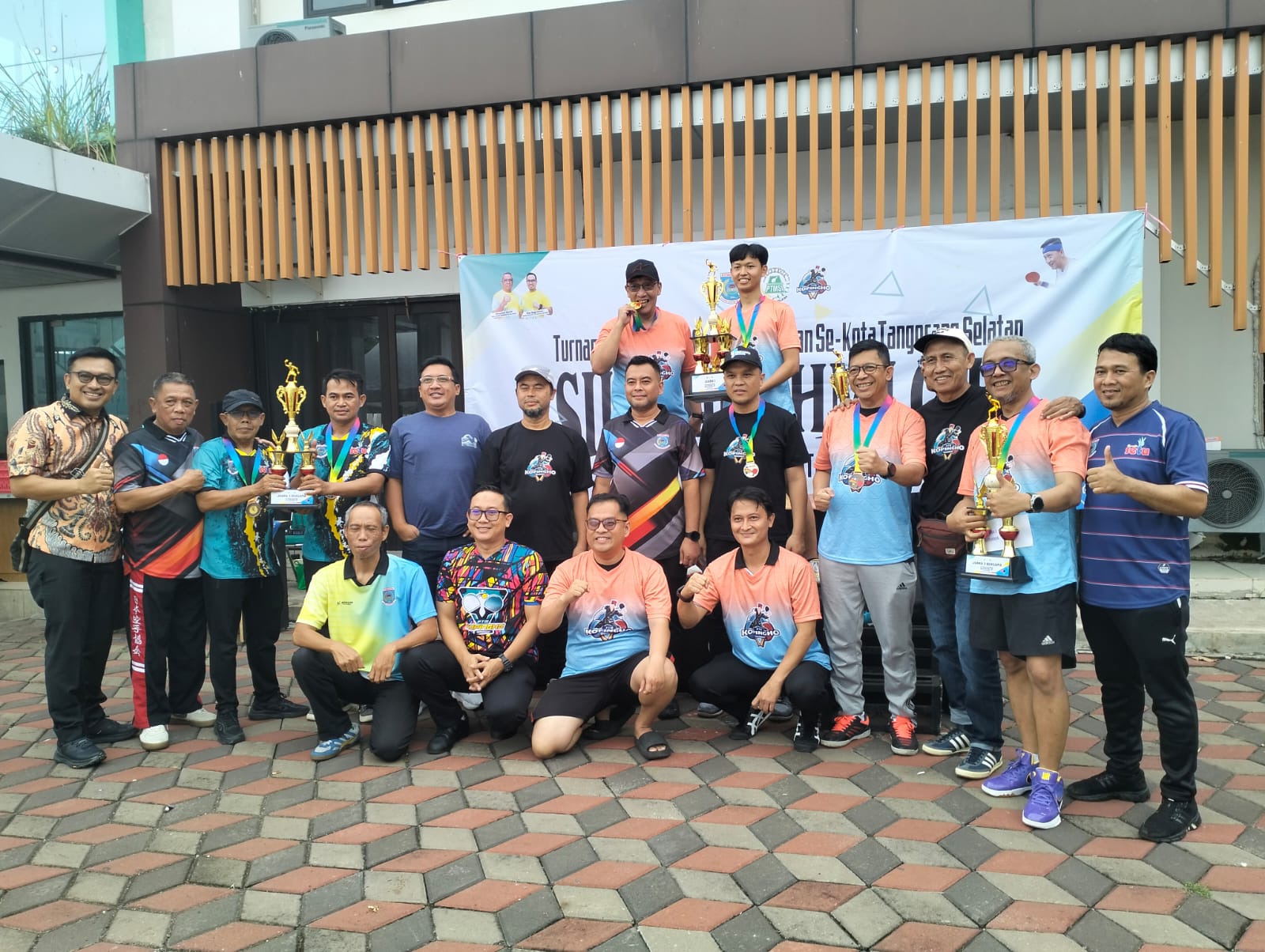 Sekda Kota Tangerang Selatan Bambang Noertjahjo meraih juara pertama pada Turnamen Tenis Meja Silaturahmi Cup yang resmi ditutup di Kecamatan Setu, Kamis (8/1). (tangselpos.id/rmn)