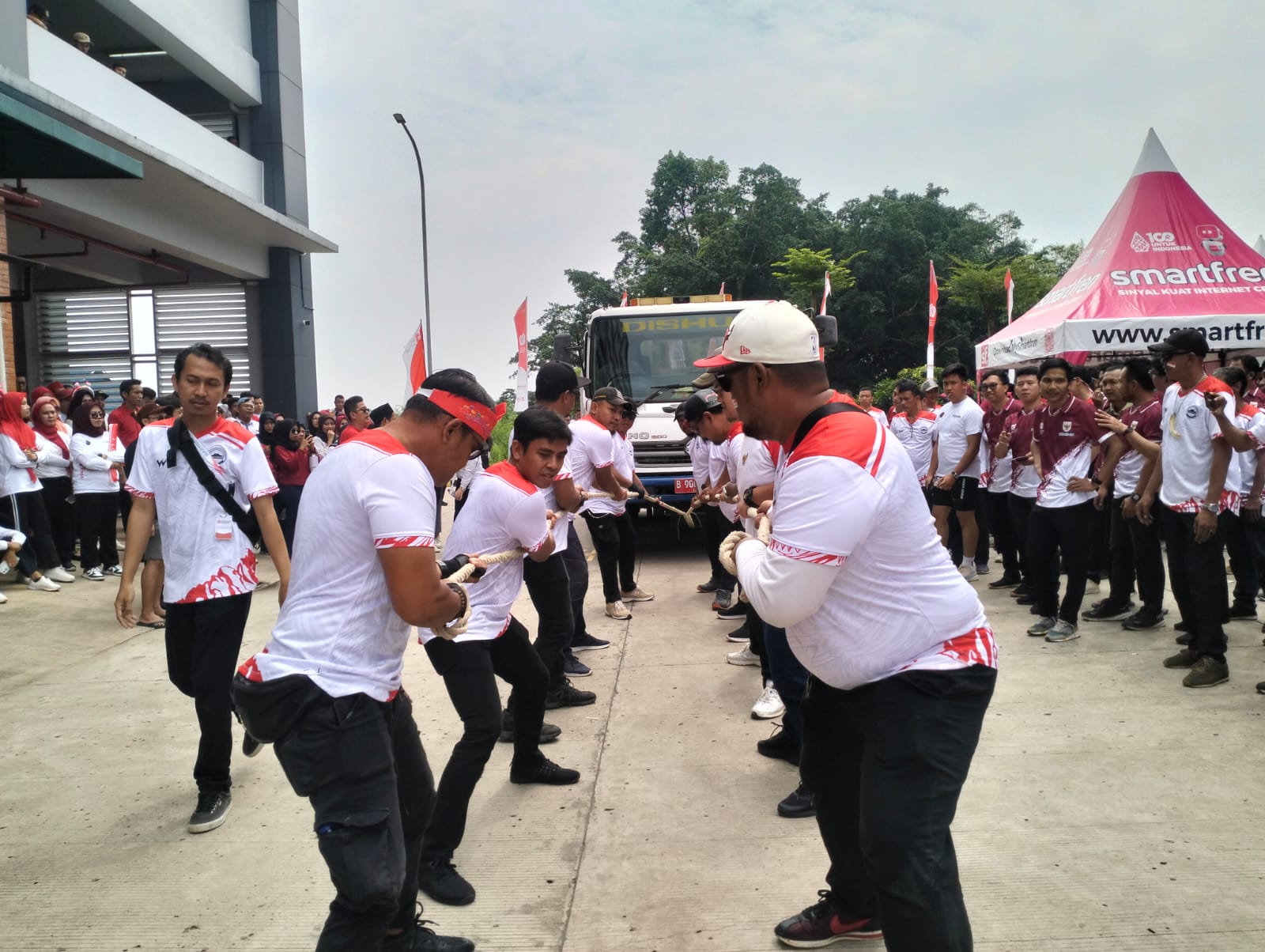 Kepala Dinas Perkimta Aries Kurniawan bersama panitia menutup acara dengan harapan agar tradisi kebersamaan ini terus berlanjut. (tangselpos.id/irm)