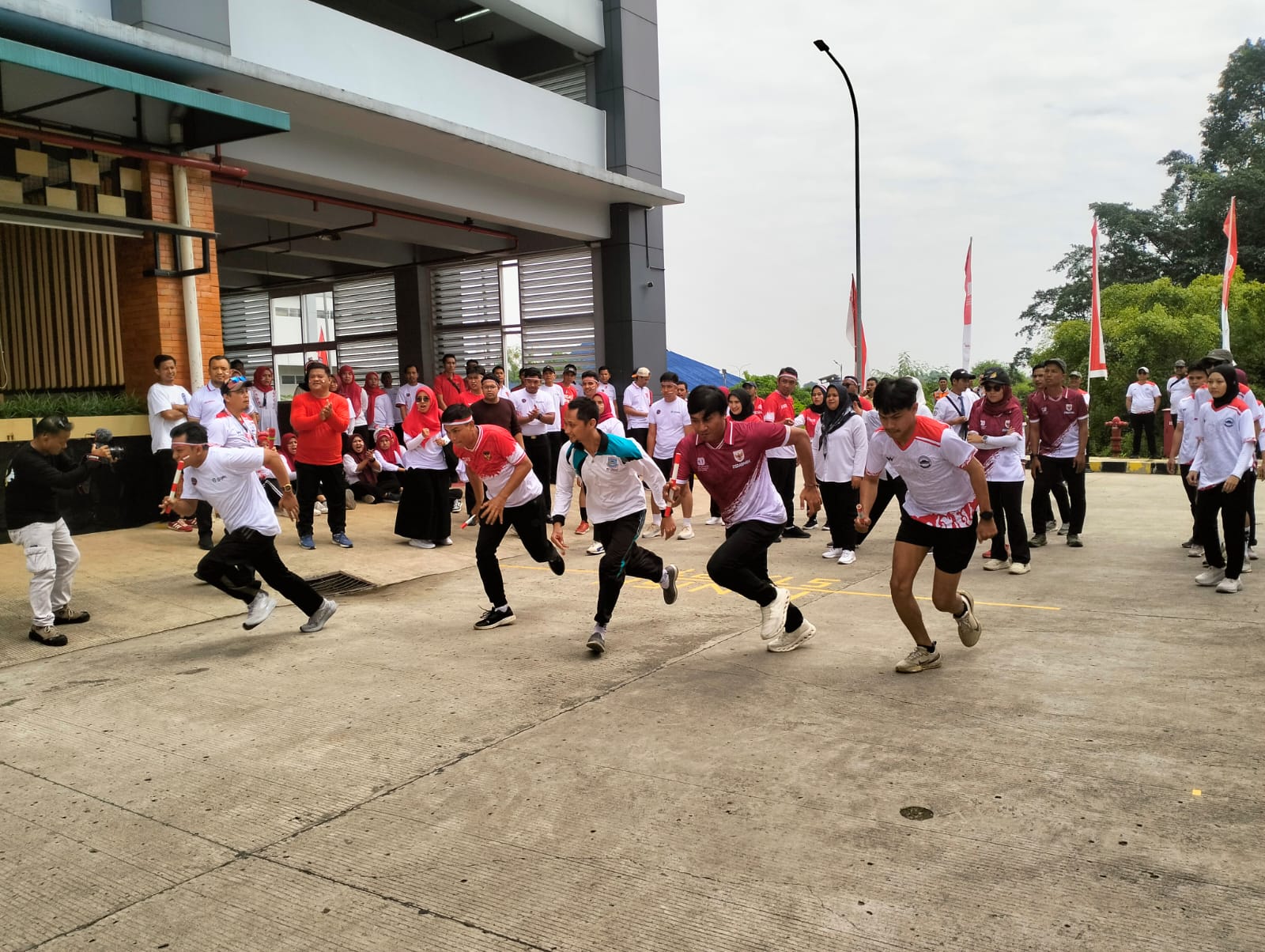 Kepala Dinas Perkimta Aries Kurniawan bersama panitia menutup acara dengan harapan agar tradisi kebersamaan ini terus berlanjut. (tangselpos.id/irm)