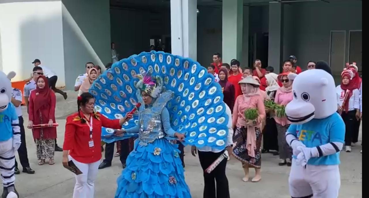 Kepala Dinas Perkimta Aries Kurniawan bersama panitia menutup acara dengan harapan agar tradisi kebersamaan ini terus berlanjut. (tangselpos.id/irm)