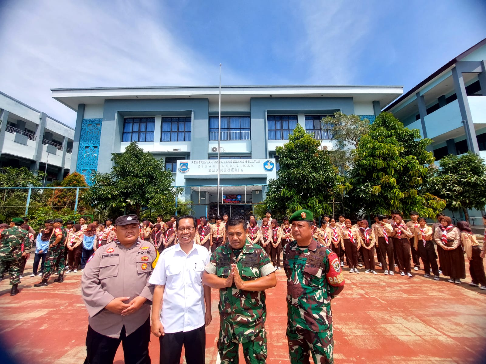 Siswa SMPN 8 bareng TNI & Polisi. (tangselpos.id/rmn)