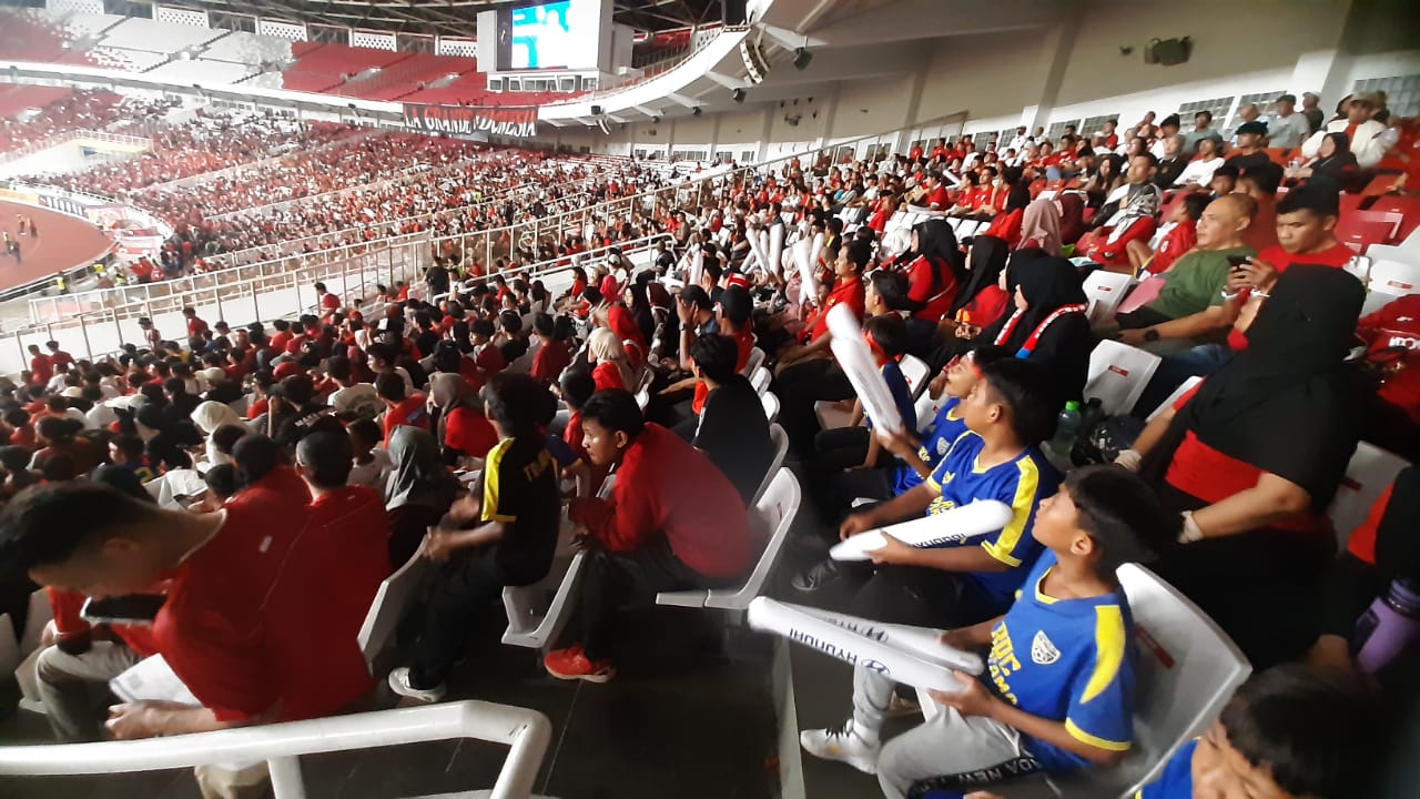 Nampak antusias para suporter timnas u23 saat menyaksikan pertandingan Final Aff u23. Pada partai final ini Timnas U23 Indonesia akan melawan Timnas U23 Vietnam di Stadion GBK, Jakarta, Selasa (19/7/2025). (tangselpos.id/irw)