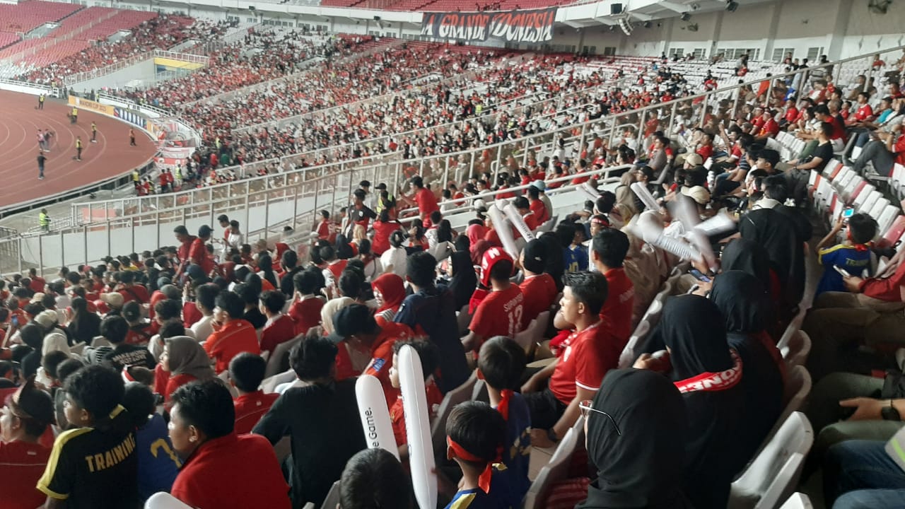 Nampak antusias para suporter timnas u23 saat menyaksikan pertandingan Final Aff u23. Pada partai final ini Timnas U23 Indonesia akan melawan Timnas U23 Vietnam di Stadion GBK, Jakarta, Selasa (19/7/2025). (tangselpos.id/irw)