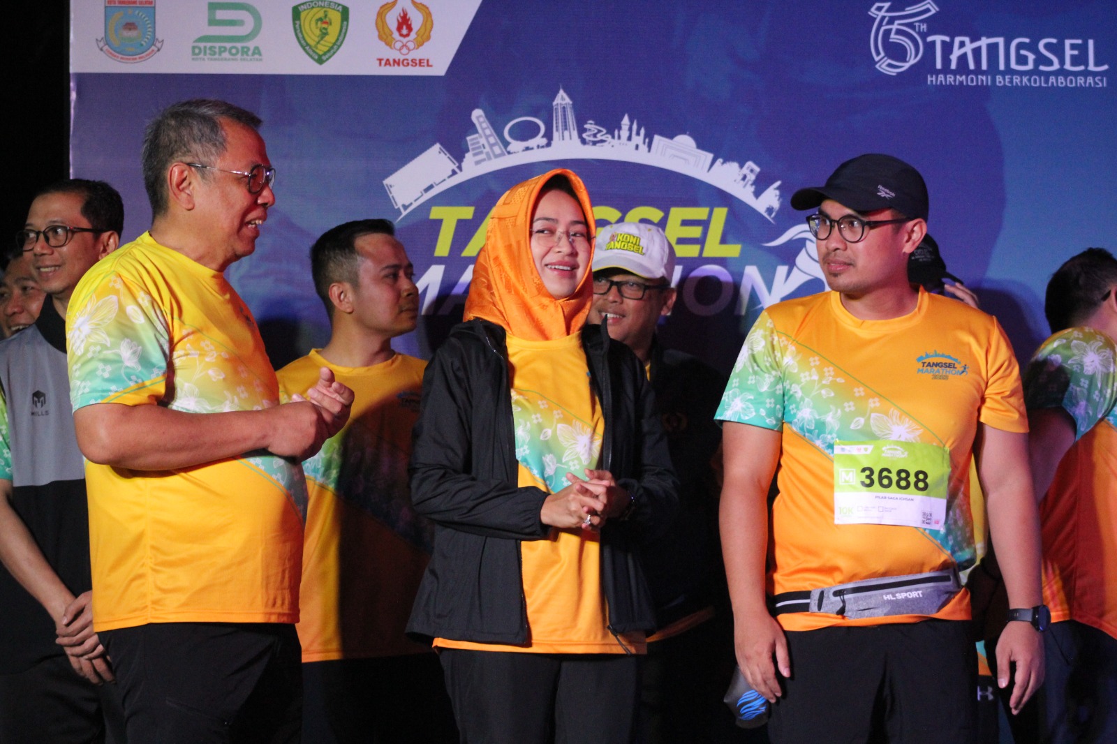Wali Kota Tangerang Selatan, Benyamin Davnie, melepas ribuan peserta Tangsel Marathon 2023. (Ist)