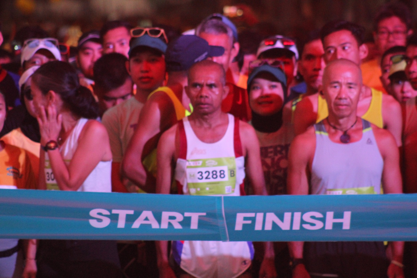 Wali Kota Tangerang Selatan, Benyamin Davnie, melepas ribuan peserta Tangsel Marathon 2023. (Ist)