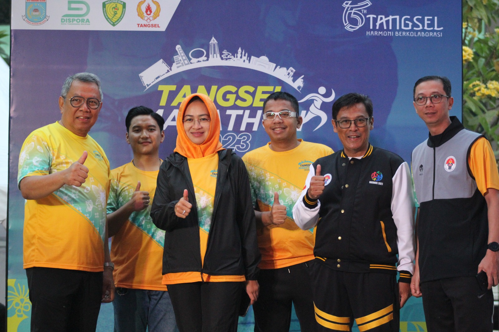 Wali Kota Tangerang Selatan, Benyamin Davnie, melepas ribuan peserta Tangsel Marathon 2023. (Ist)
