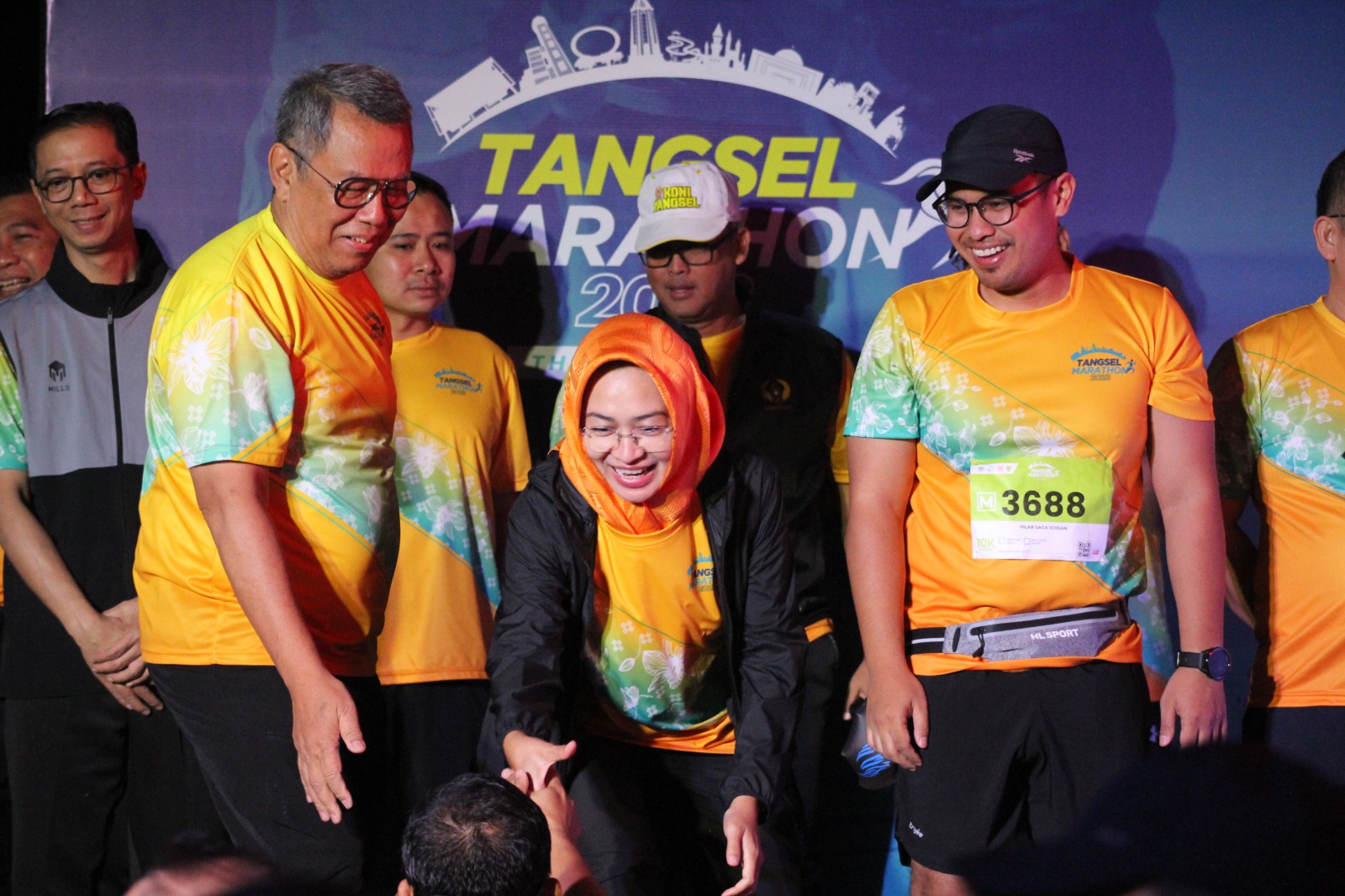 Wali Kota Tangerang Selatan, Benyamin Davnie, melepas ribuan peserta Tangsel Marathon 2023. (Ist)