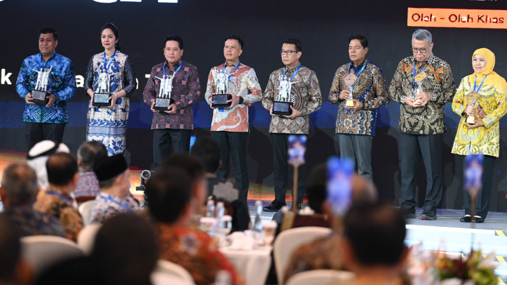 Penghargaan TP2DD 2025 diserahkan kepada Wali Kota Tangsel Benyamin Davnie, disaksikan Presiden Prabowo Subianto, Menko Perekonomian Airlangga Hartarto, dan jajaran menteri di Kompleks Bank Indonesia, Jakarta (28/11/2025). (Ist)