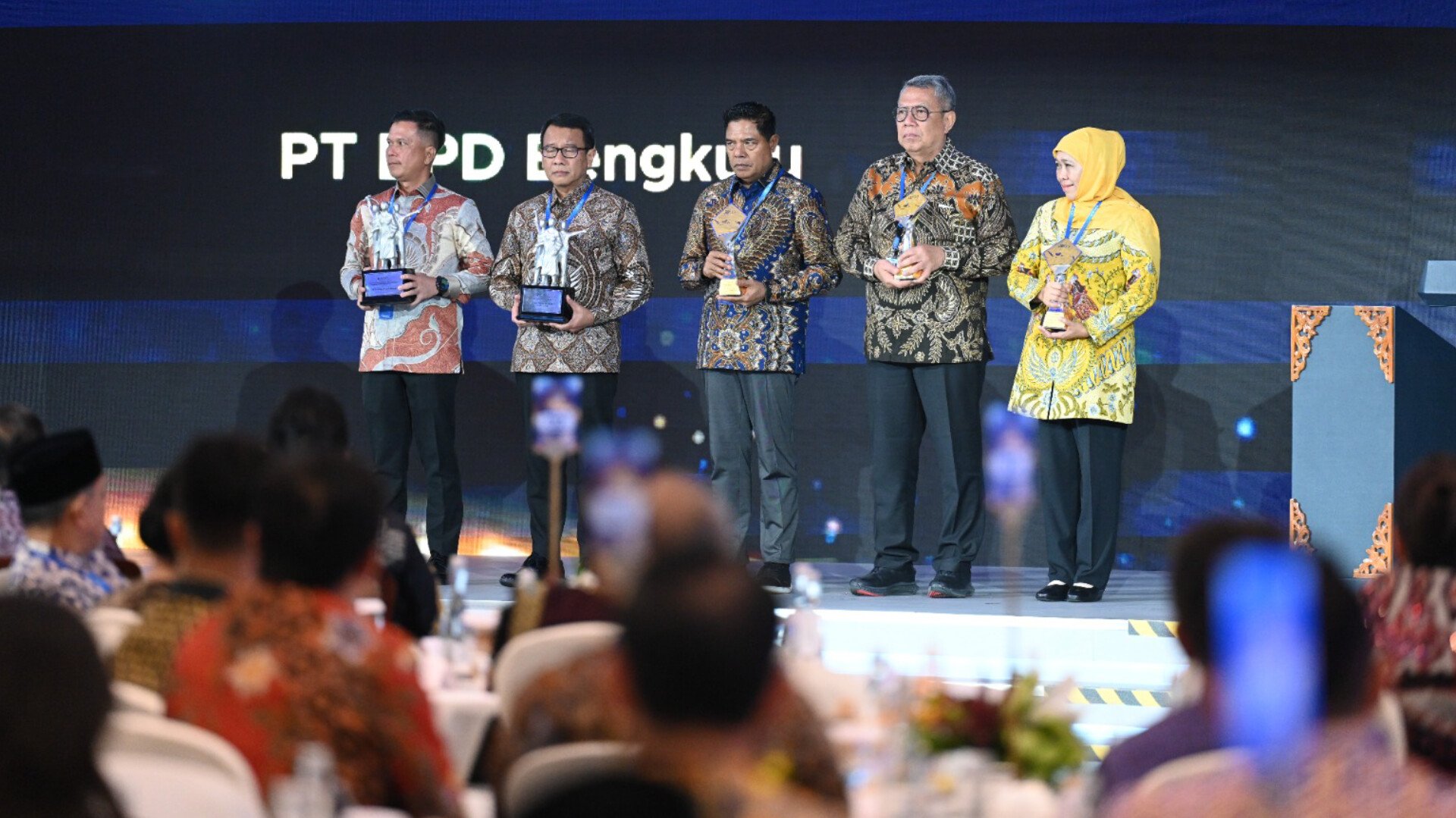 Penghargaan TP2DD 2025 diserahkan kepada Wali Kota Tangsel Benyamin Davnie, disaksikan Presiden Prabowo Subianto, Menko Perekonomian Airlangga Hartarto, dan jajaran menteri di Kompleks Bank Indonesia, Jakarta (28/11/2025). (Ist)