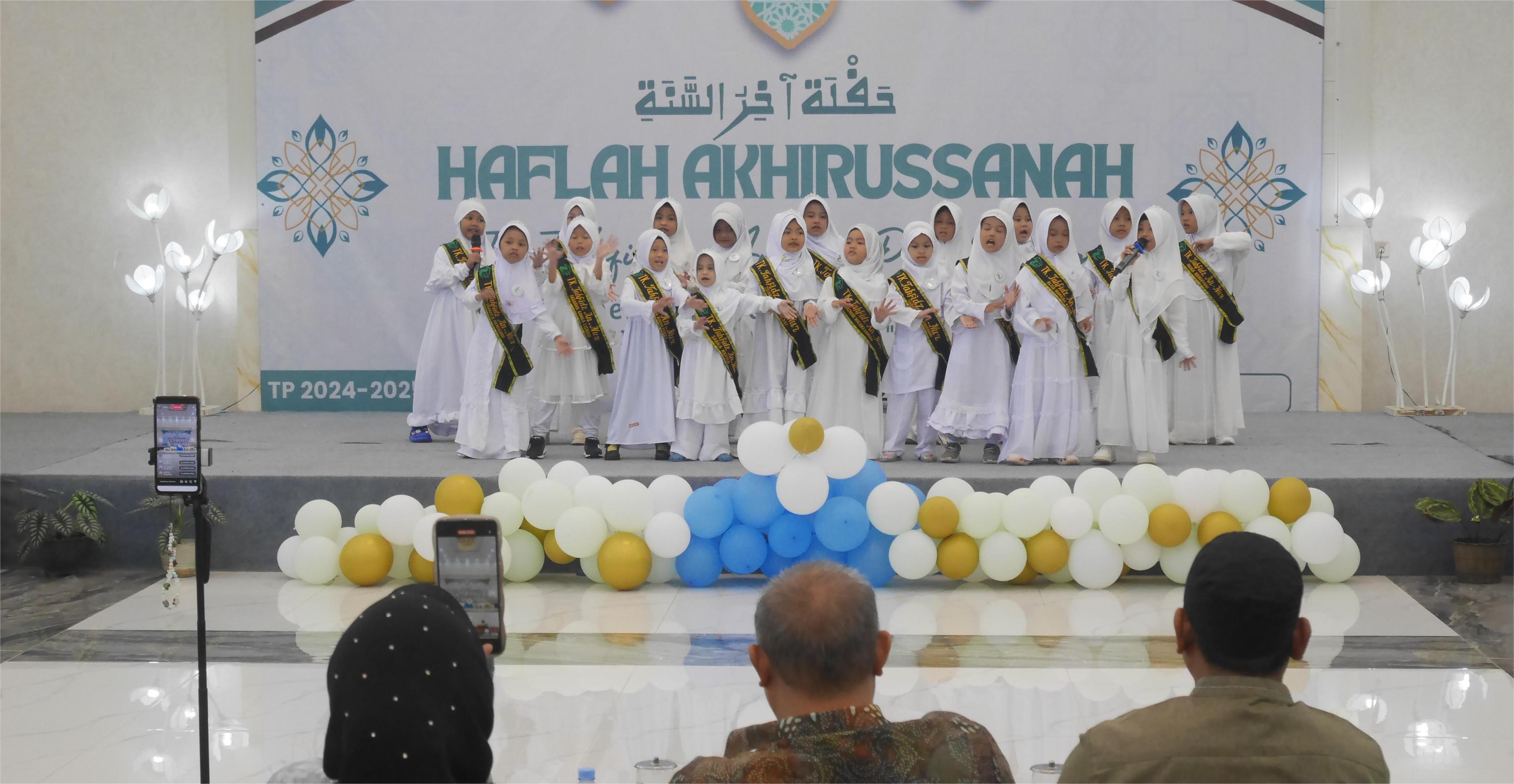 Ratusan santri TK Tahfidz Annur mengikuti haflah akhirussanah di Balairung Hotel S' Rizki Pandeglang, Sabtu (21/6/2025).(Ari Supriadi/tangselpos.is)