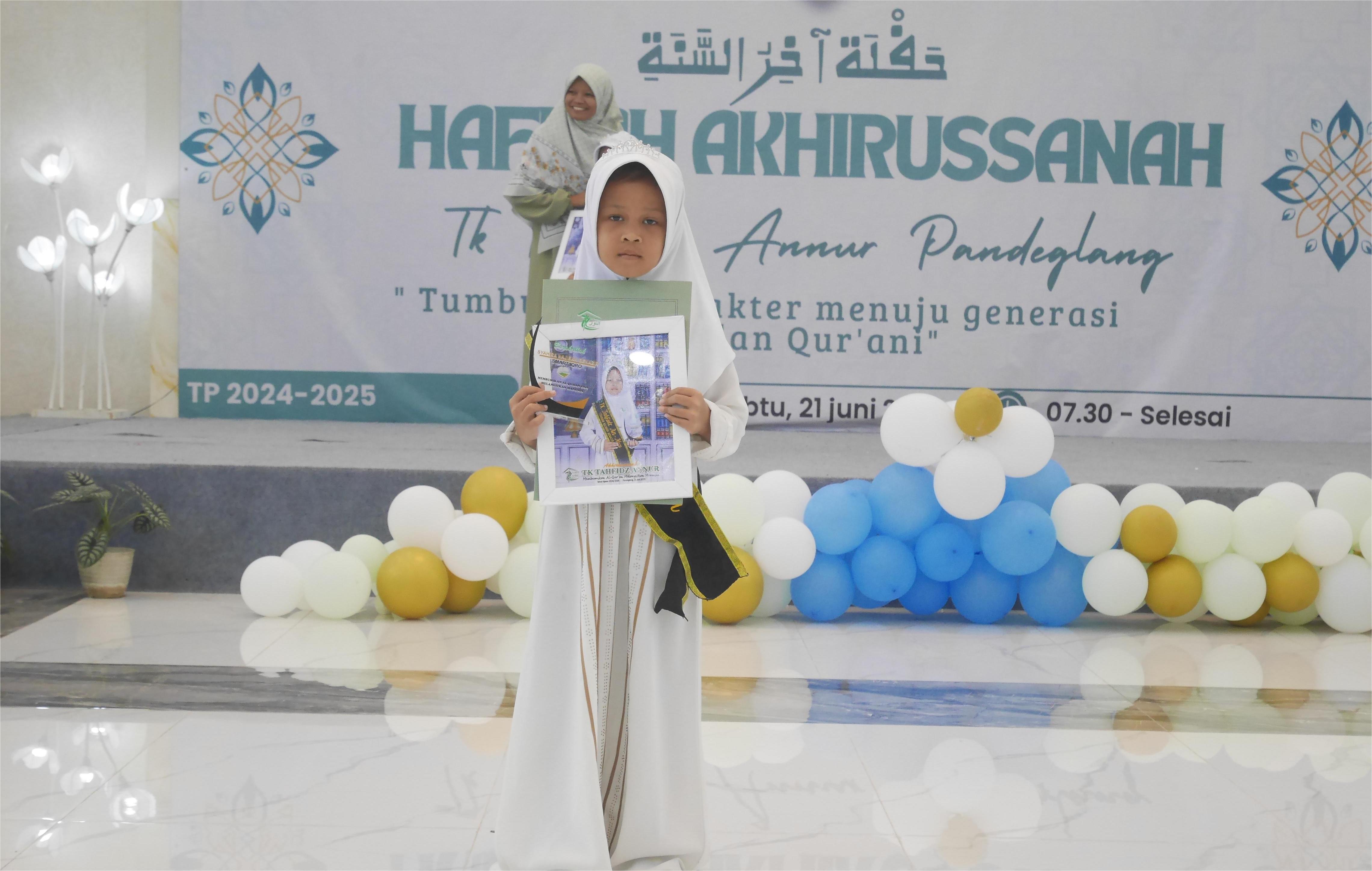 Ratusan santri TK Tahfidz Annur mengikuti haflah akhirussanah di Balairung Hotel S' Rizki Pandeglang, Sabtu (21/6/2025).(Ari Supriadi/tangselpos.is)