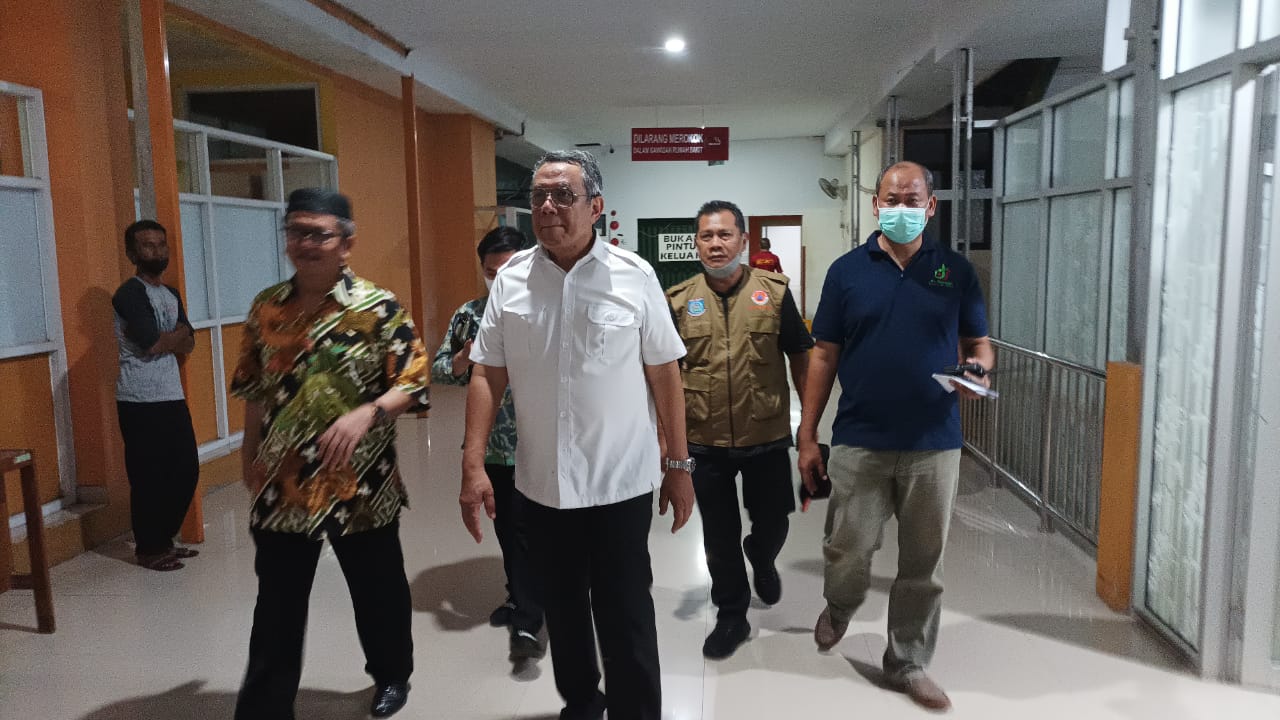 Wali Kota Benyamin Davnie telah tiba di RS Soeselo Slawi untuk melihat kondisi korban Wali Kota Benyamin Davnie telah tiba di RS Soeselo Slawi untuk melihat kondisi korban. (Dok. Humas Pemkot Tangsel)