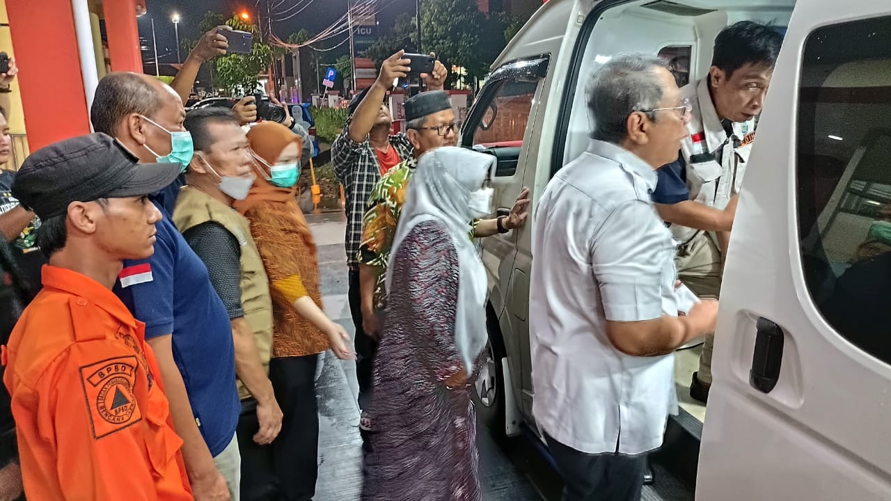 Wali Kota Benyamin Davnie telah tiba di RS Soeselo Slawi untuk melihat kondisi korban. (Dok. Humas Pemkot Tangsel)