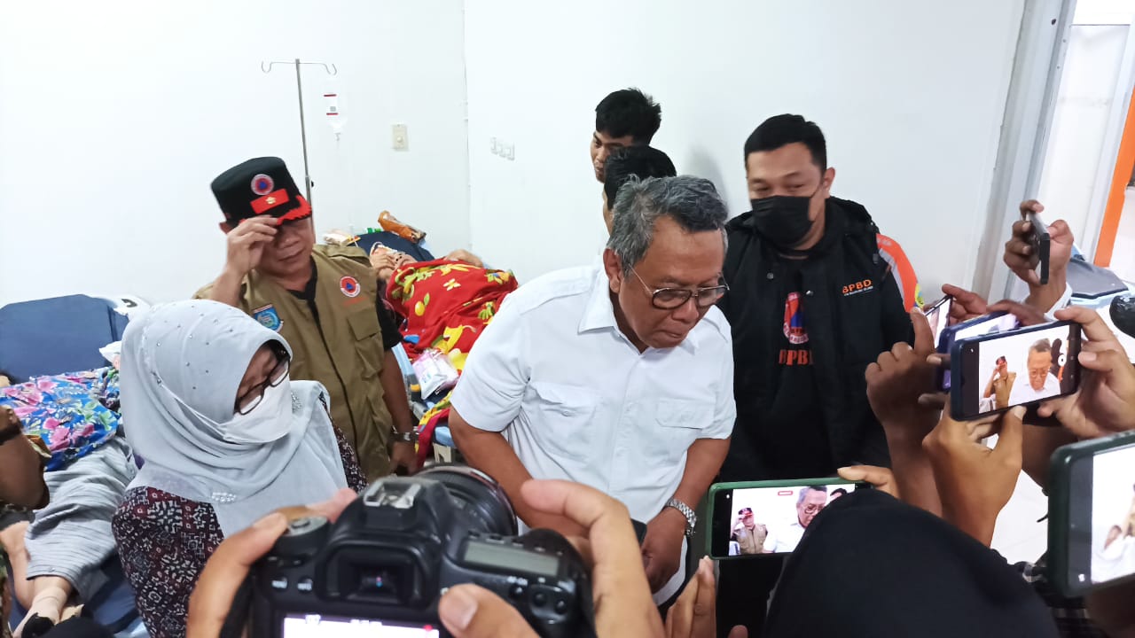 Wali Kota Benyamin Davnie telah tiba di RS Soeselo Slawi untuk melihat kondisi korban. (Dok. Humas Pemkot Tangsel)