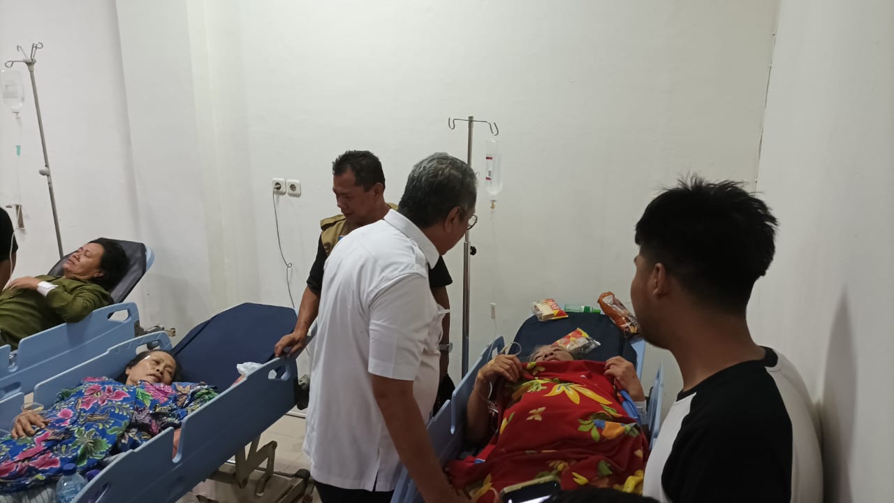 Wali Kota Benyamin Davnie telah tiba di RS Soeselo Slawi untuk melihat kondisi korban. (Dok. Humas Pemkot Tangsel)