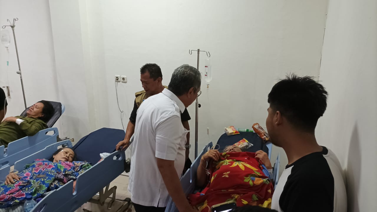 Wali Kota Benyamin Davnie telah tiba di RS Soeselo Slawi untuk melihat kondisi korban Wali Kota Benyamin Davnie telah tiba di RS Soeselo Slawi untuk melihat kondisi korban. (Dok. Humas Pemkot Tangsel)