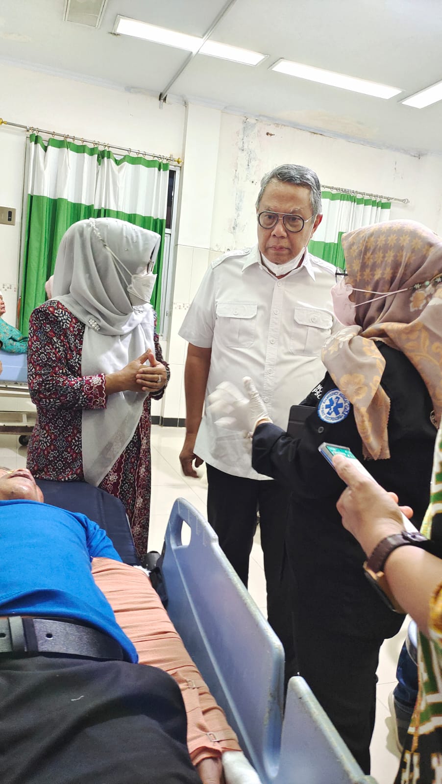 Wali Kota Benyamin Davnie telah tiba di RS Soeselo Slawi untuk melihat kondisi korban Wali Kota Benyamin Davnie telah tiba di RS Soeselo Slawi untuk melihat kondisi korban. (Dok. Humas Pemkot Tangsel)