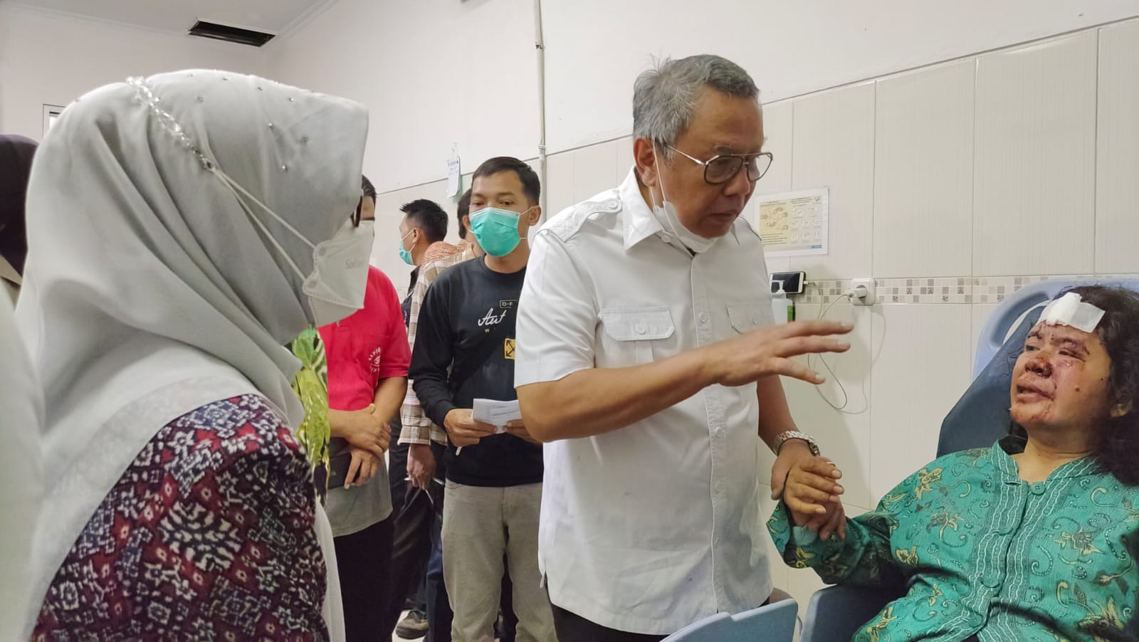Wali Kota Benyamin Davnie telah tiba di RS Soeselo Slawi untuk melihat kondisi korban Wali Kota Benyamin Davnie telah tiba di RS Soeselo Slawi untuk melihat kondisi korban. (Dok. Humas Pemkot Tangsel)