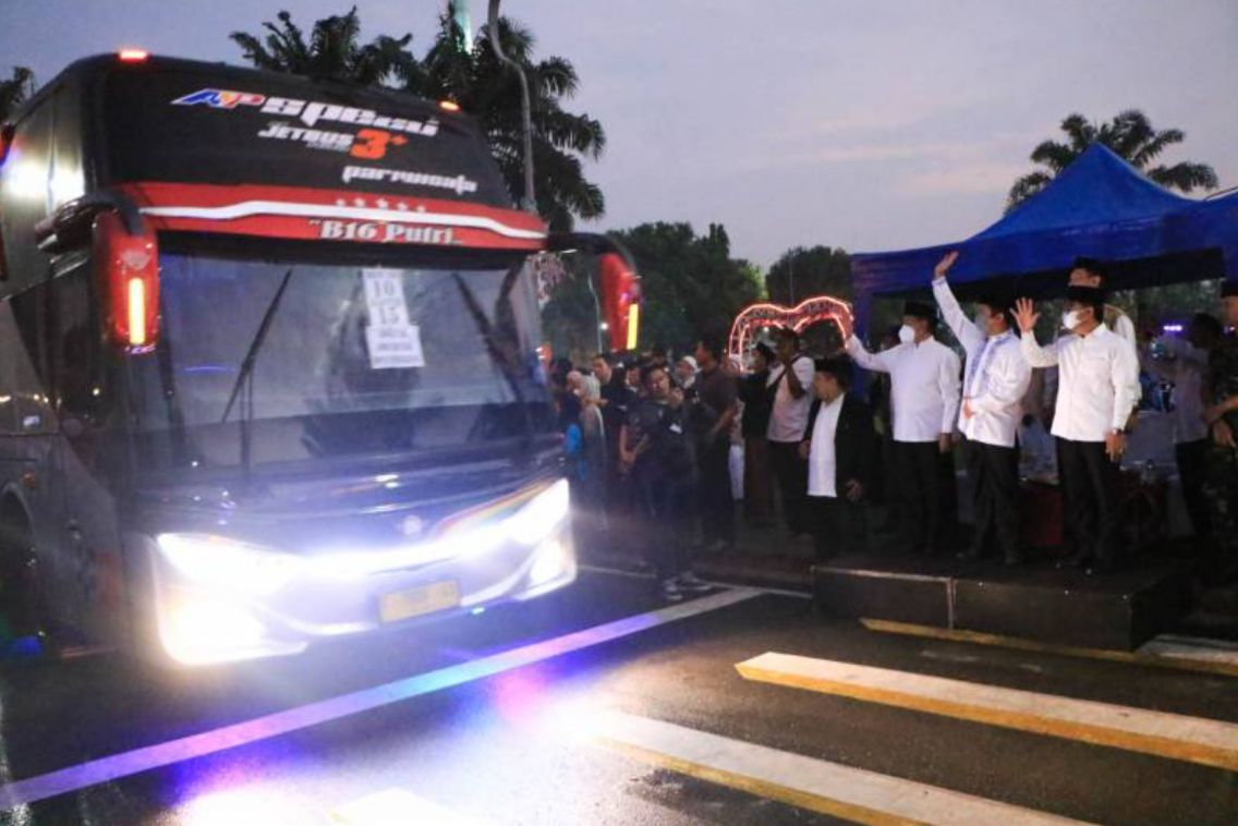 Pelepasan Calon Jama?ah Haji Kloter 2 oleh Wali Kota Tangerang di Komplek Masjid Raya Al-Azhom Komplek Pusat Pemerintahan Kota Tangerang, Sabtu (11/6/2022). (tangselpos.id/sh)