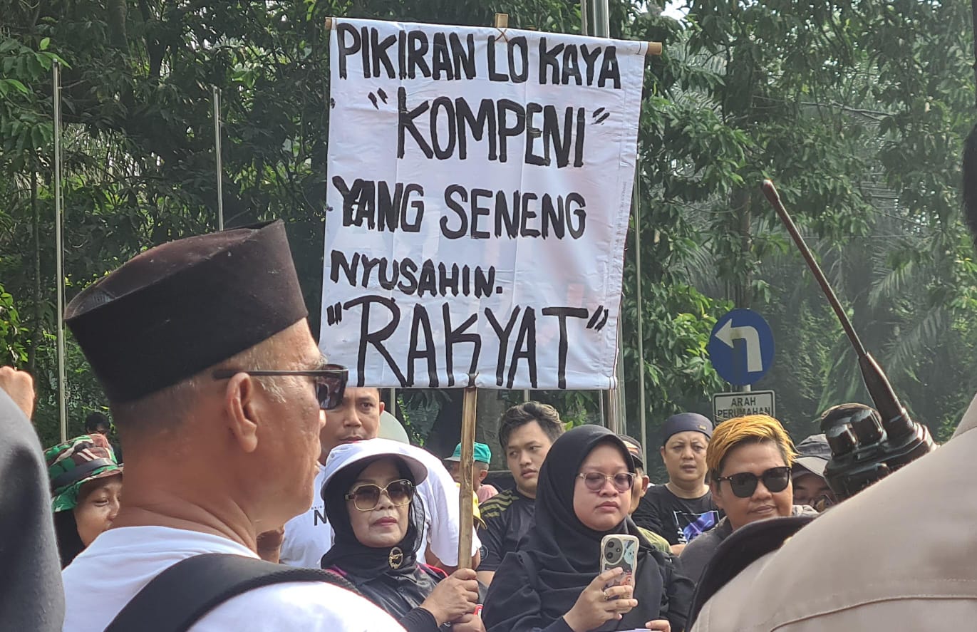 Unjuk rasa soal wacana penutupan Jalan Raya Puspiptek yang dilakukan oleh Badan Riset dan Inovasi Nasional (BRIN), Selasa (23/4/2024). (tangselpos.id/irm)