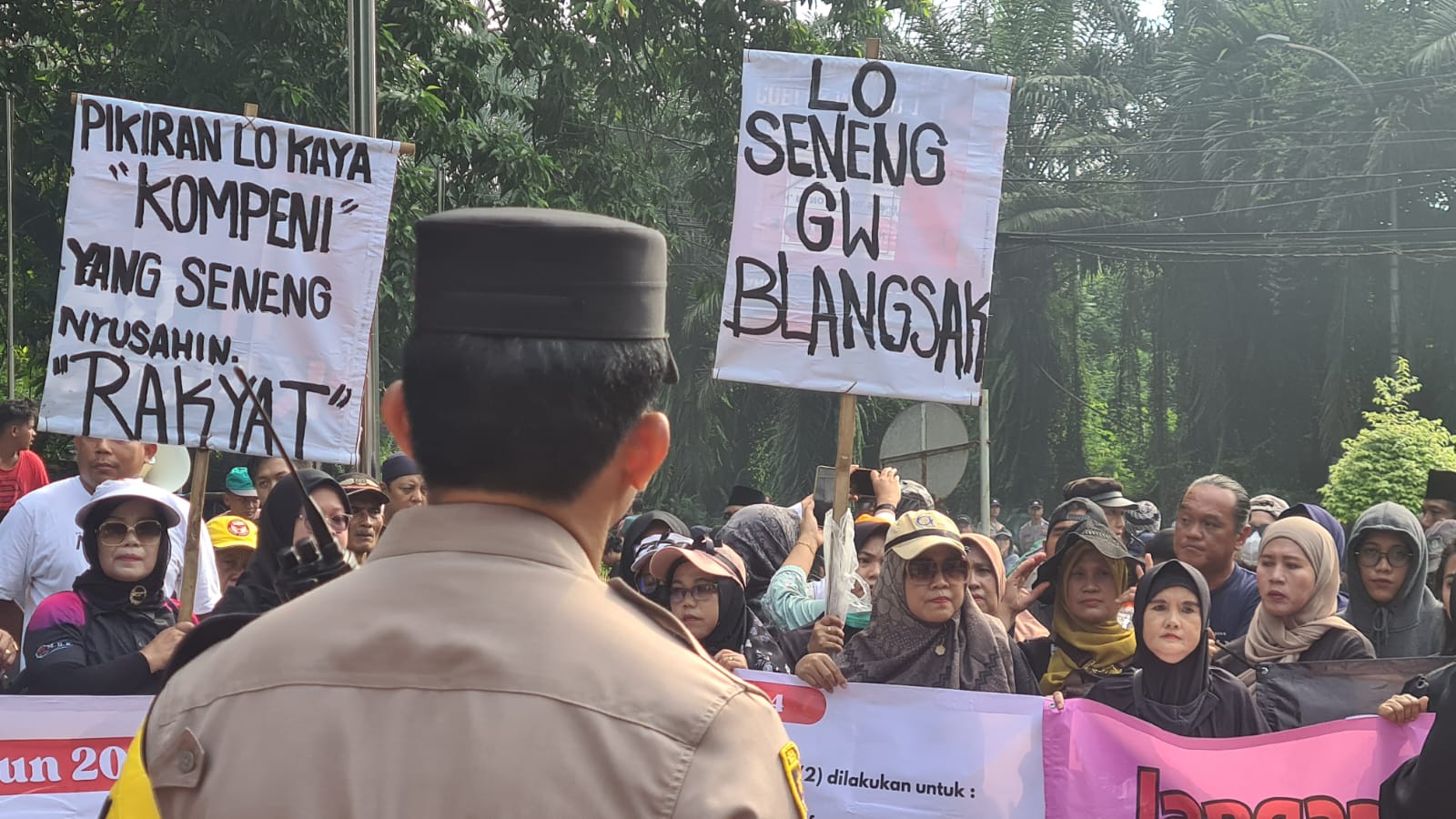 Unjuk rasa soal wacana penutupan Jalan Raya Puspiptek yang dilakukan oleh Badan Riset dan Inovasi Nasional (BRIN), Selasa (23/4/2024). (tangselpos.id/irm)