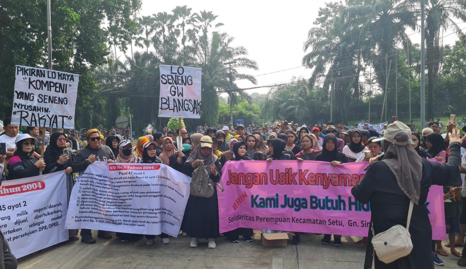 Unjuk rasa soal wacana penutupan Jalan Raya Puspiptek yang dilakukan oleh Badan Riset dan Inovasi Nasional (BRIN), Selasa (23/4/2024). (tangselpos.id/irm)