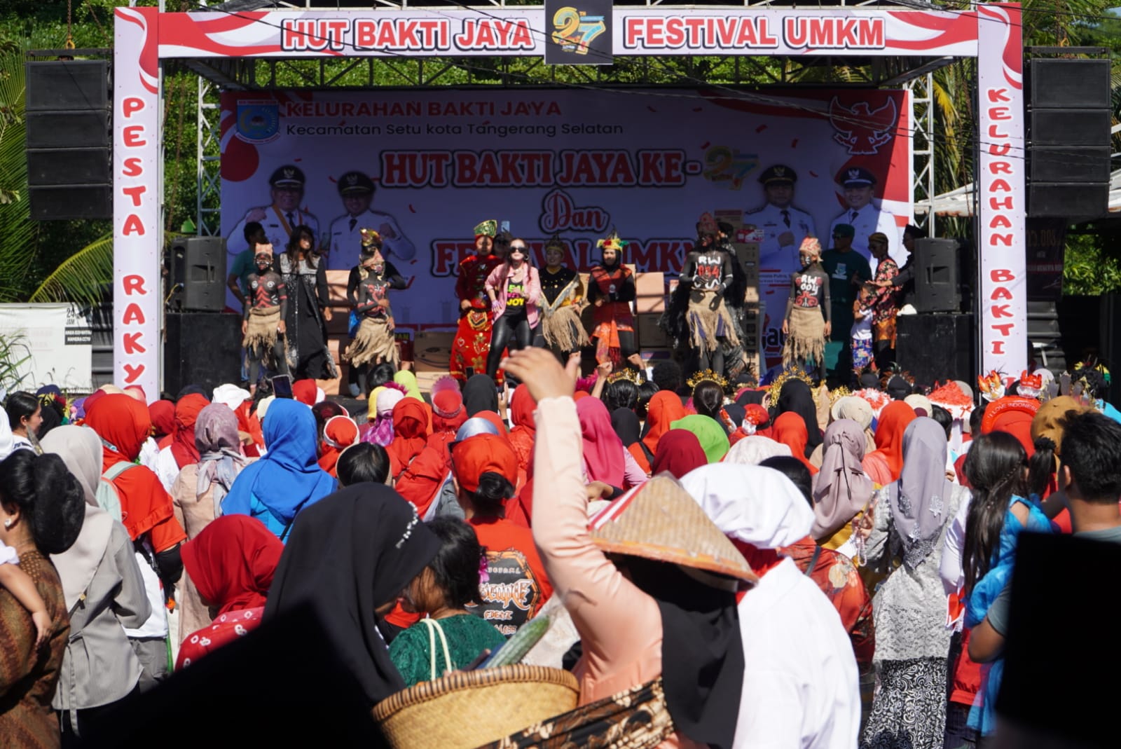 Ribuan warga tampil dengan busana adat & kreativitas unik, rayakan HUT RI ke-80 & HUT ke-27 Bakti Jaya. (Ist)