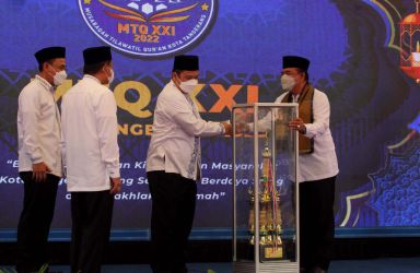 Walikota Tangerang Arief R. Wismansyah (dua kanan) membuka Musabaqah Tilawatil Quran (MTQ) XXI tingkat Kota Tangerang di Kantor Pusat Pemerintahan Kota Tangerang, Banten (23/05/2022).RANDY TRI KURNIAWAN / RM