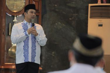 Wali Kota Tangerang, Arief Wismansyah Saat di Masjid Al-Azhom, Kec. Tangerang Bersama Calon Jama’ah Haji 2022. (tangselpos.id/ist)