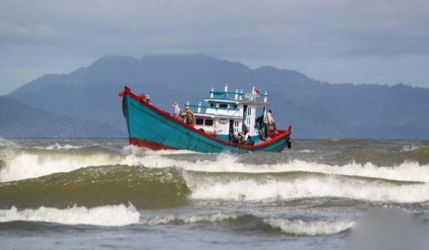 Ilustrasi nelayan dihadang gelombang laut yang tinggi. (Ist)